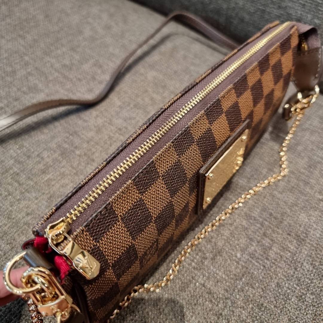 LV CROSSBODY CLUTCH BAG WITH CHAIN / LV Eva Clutch Crossbody Bag กระเป๋าสะพายวีไอพีพรีเมี่ยม วัสดุหนังแคนวาสคุณภาพ โลโก้เพลทอะไหล่ทอง คมชัด หรูหรา เปิด-ปิดกระเป๋าด้วยซิป ภายในเป็นช่องโล่ง ใส่ของใช้สำคัญได้สบายๆ มือถือ พาวเวอร์แบงค์ เครื่องสำอางค์ ของจุกจิ