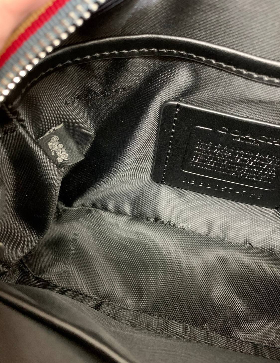 COACH ACADEMY CROSSBODY IN SIGNATURE WITH VARSITY ZIPPER ((768, 960)) พร้อมส่งที่ไทยอีกครั้ง! ได้ไปหลงรักแน่นอนค่ะ😘 กระเป๋าสะพายครอสบอดี้ร์ของคุณผู้ชาย((สาวหล่อใช้ก็สวยทีเดียว)) หนังแท้อย่างดี หนังนิ่มมือดีค่ะ