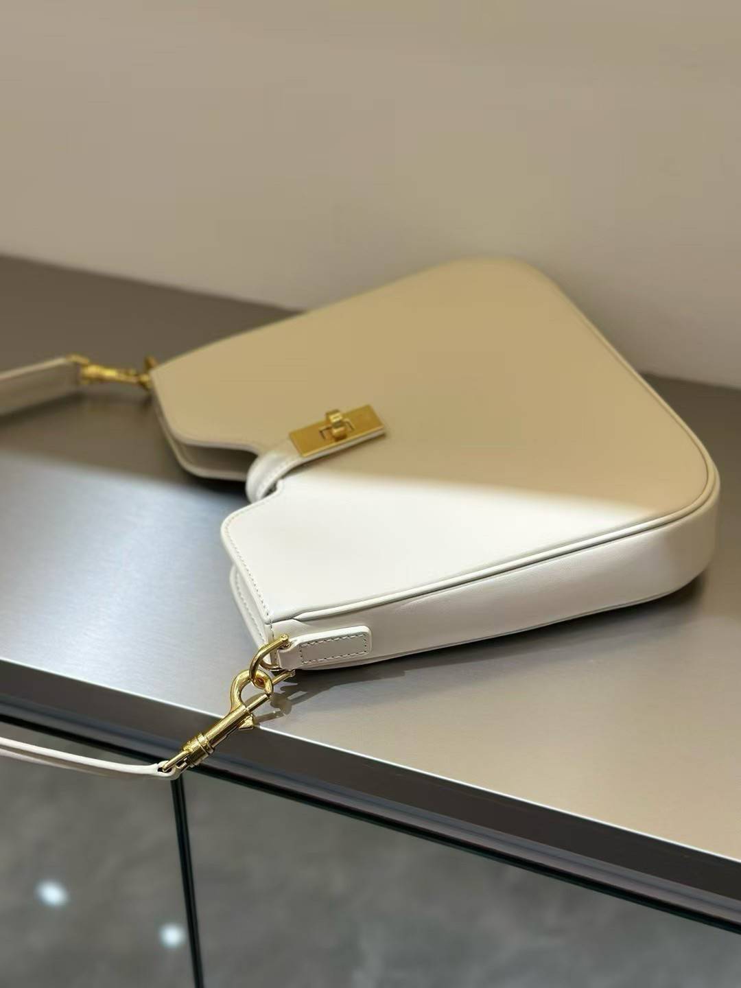 ORI หนังแท้ | CELINE CAMILLE 16 SOFT BAG IN SMOOTH กระเป๋าทรงโฮโบที่ตัวแม่ตัวมัมใช้กันเยอะสุดๆ ด้วยรูปทรงยอดนิยม สะดวกใช้ด้วยอะไหล่บิดล็อค สีทองสวยโดดเด่น