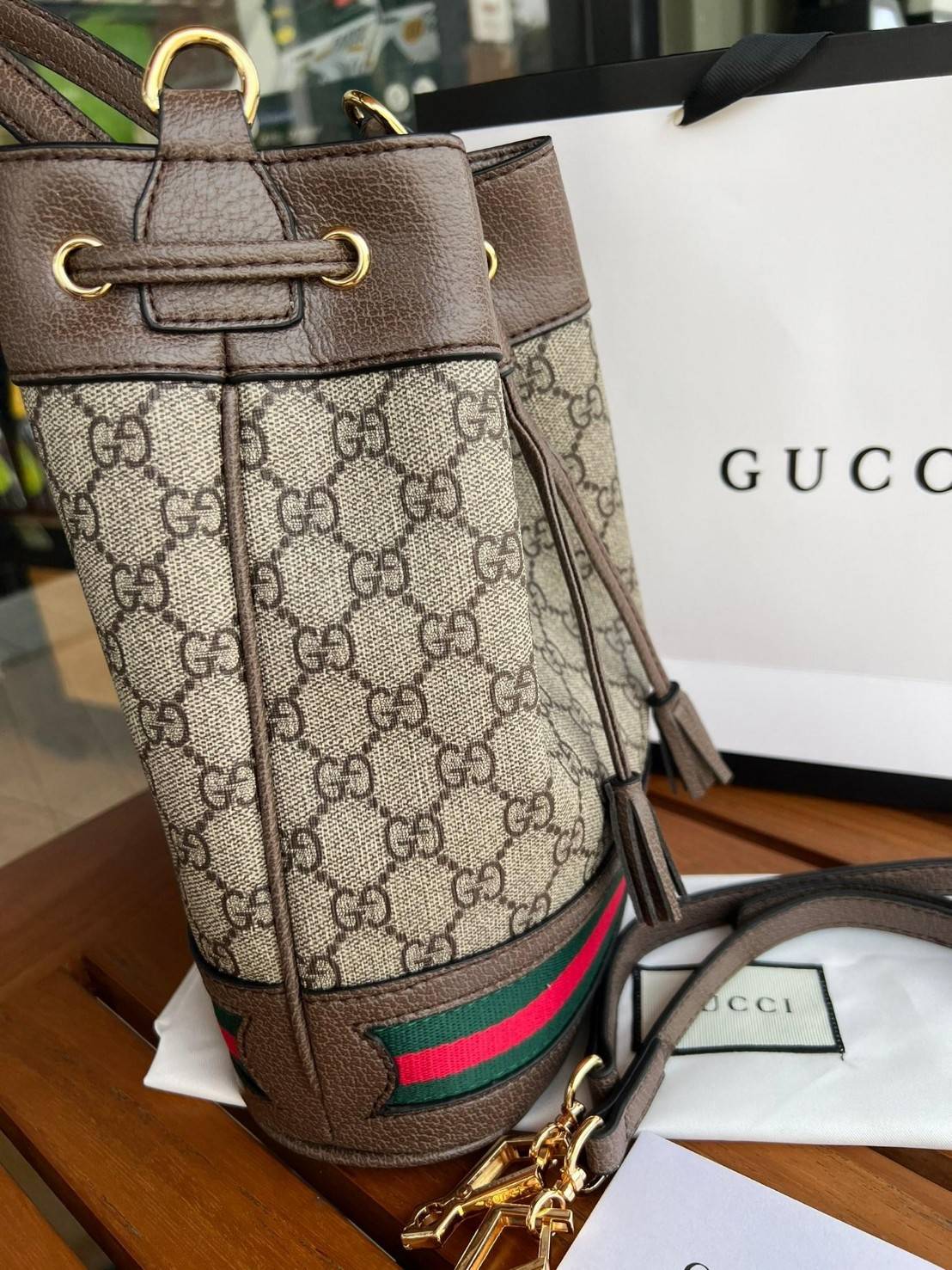 GUCCI Ophidia mini small GG bucket bag กระเป๋าถือหรือสะพายข้าง ขนาดเล็ก ทรงขนมจีบ วัสดุผ้าใบ+หนังแท้ พร้อมแถบลายทางสีเขียวและสีแดงด้านล่าง ด้านในโล่ง มี1ช่องเล็ก สายยาวถอดสายไม่ได้ ปรับระดับได้ ใบนี้เรียบหรูดูดีสุดๆไม่ควรพลาดค่า