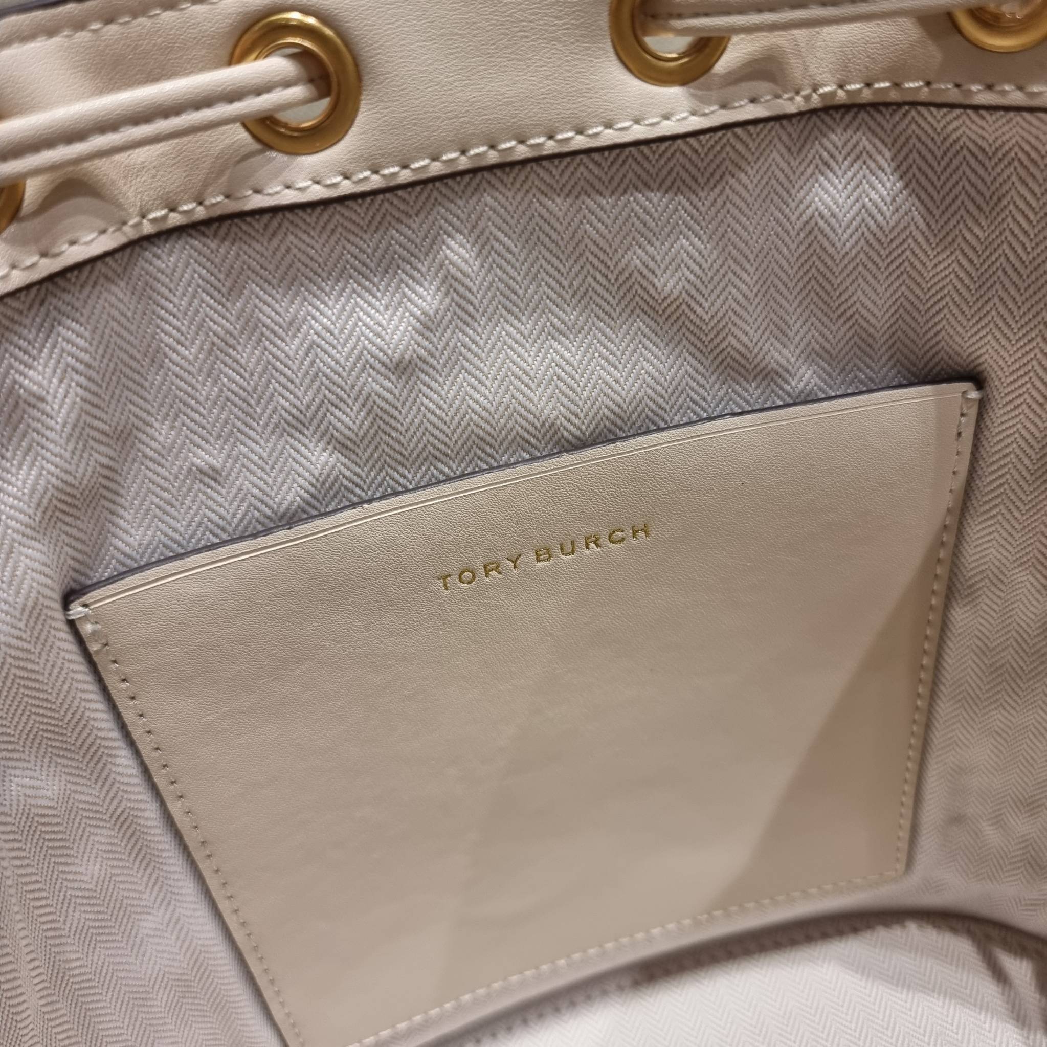 TORY BURCH T MONOGRAM STRAW BUCKET BAG ใหม่ก่อนใคร พร้อมเสิร์ฟความสวยให้ถึงบ้านแล้วน้า กระเป๋าบัคเก็ตทรงยอดนิยม ดีไซน์ใหม่ล่าสุด ยูนีคไม่เหมือนใคร ลายสานเต็มใบ พร้อมปักโลโก้เอกลักษณ์ โดดเด่น งานฝีมือมากๆ สลับส่วนของหนังที่ขอบและก้นกระเป๋า ภายในเป็นช่องโล่