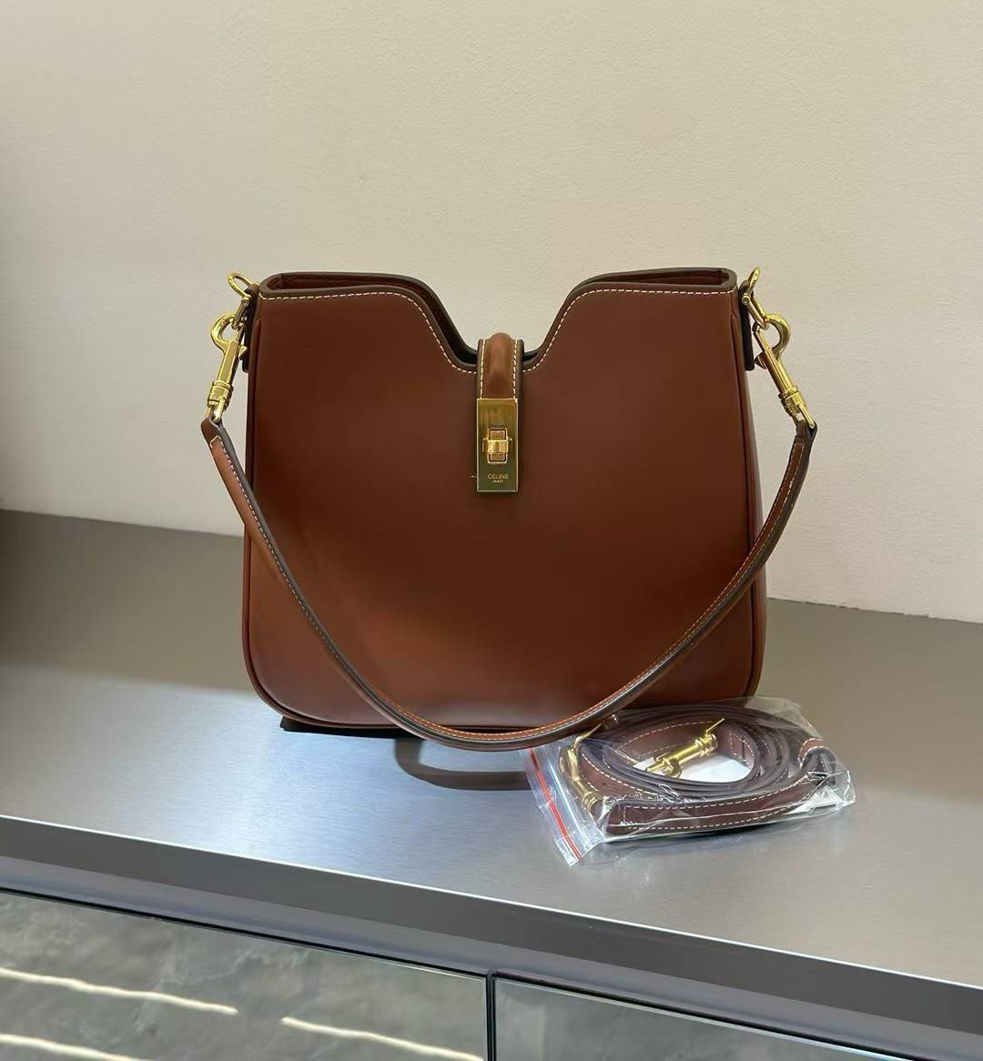 ORI หนังแท้ | CELINE CAMILLE 16 SOFT BAG IN SMOOTH กระเป๋าทรงโฮโบที่ตัวแม่ตัวมัมใช้กันเยอะสุดๆ ด้วยรูปทรงยอดนิยม สะดวกใช้ด้วยอะไหล่บิดล็อค สีทองสวยโดดเด่น