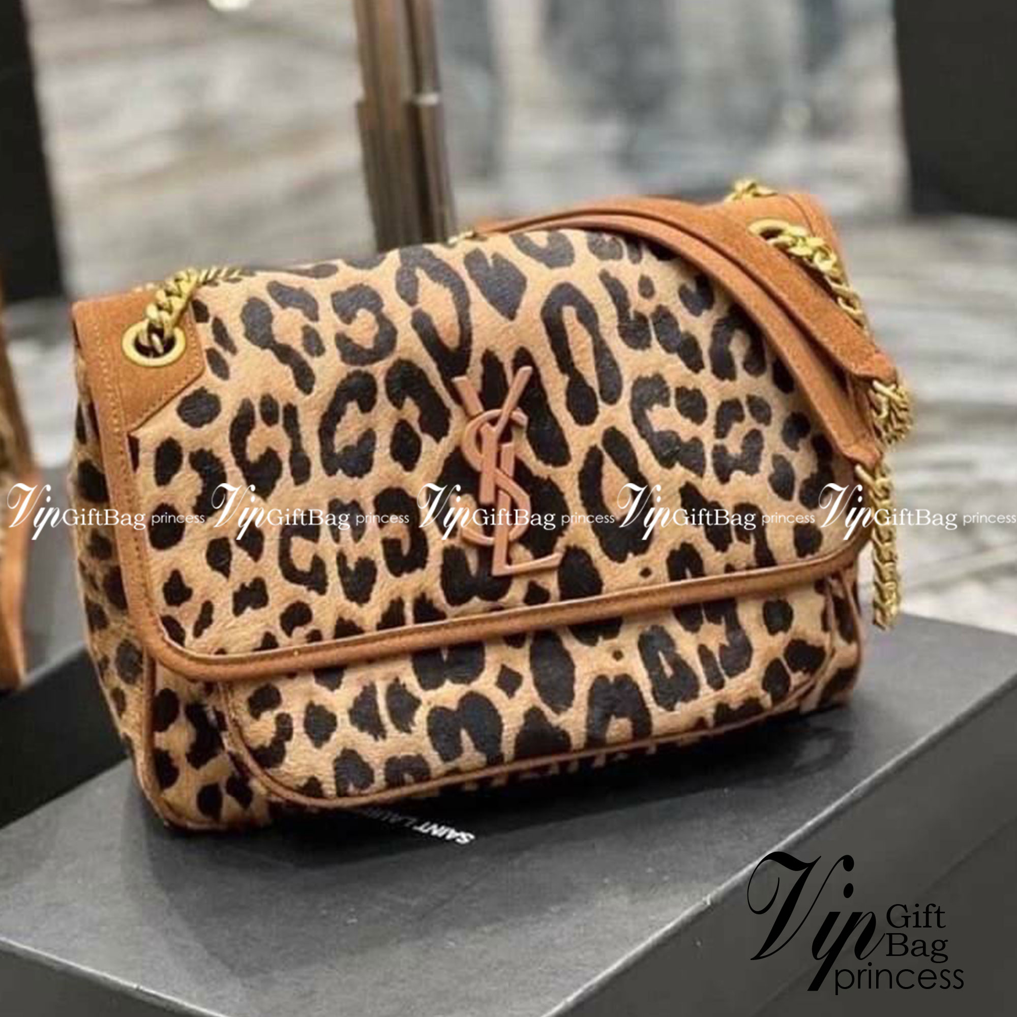 YSL Medium Leopard Niki Shoulder Bag / Saint Laurent Niki medium animal print shoulder bag กระเป๋าสะพายรุนใหม่ล่าสุด ลาย Leopard โดดเด่น งานสวย ด้านหน้าประดับโลโก้แบรนด์ และมีช่องสำหรับเก็บของที่หยิบใช้บ่อย ตอบโจทย์การใช้ชีวิตระหว่างวันได้ดีมากๆ สายสพายดี