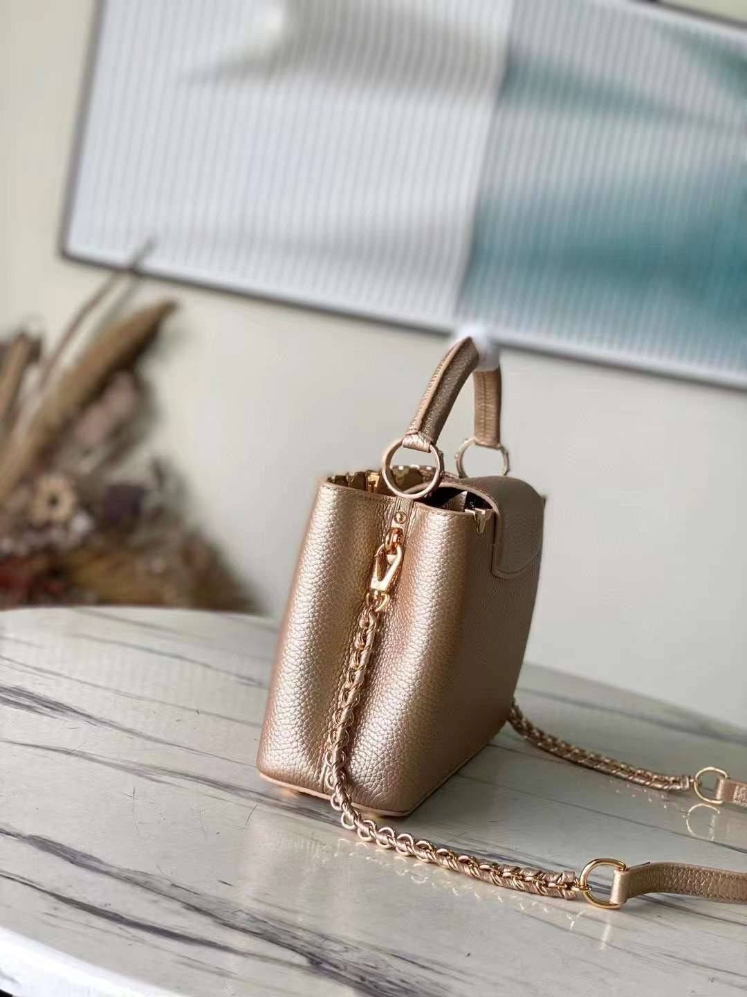 LV Capucines BB Gold Luxury Bag 27cm เกรดท็อปออริจินอล มีความละเอียดของเนื้องานมากที่สุด ปราณีตตรงปกทุกใบ ใช้สลับของแท้ได้ ใช้งานต่างประเทศได้ เข้าออกผ่านทุก ตม. สุดยอดเดอะเบสท์ไอเท็ม สวยหรู ผู้ดี หรูหรา ดูแพงมาแต่ไกล