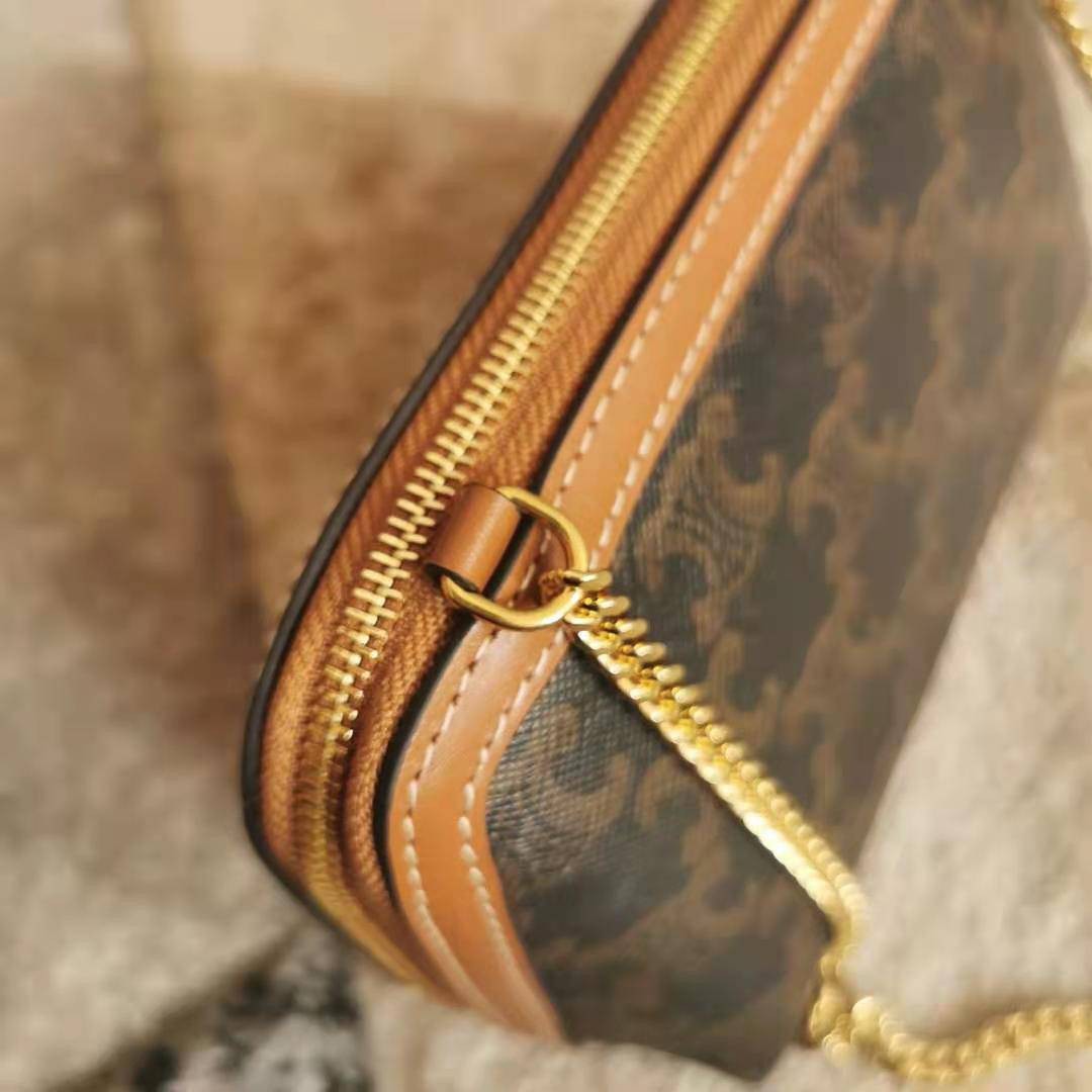 VIP 】หนังแท้ CELINE CLUTCH WITH CHAIN IN TRIOMPHE CANVAS AND LAMBSKIN WHITE/TAN กระเป๋าคลัทช์ดีไซน์เรียบหรูออกแบบมาได้อย่างลงตัว พร้อมสายสะพายโซ่ทองสุดหรู ด้วยรูปทรงที่สวยงามและทันสมัย สามารถใส่กระเป๋าสตางค์ใบสั้นหรือเครื่องสำอางค์ได้ตามขนาดกระเป๋า ในเรื่