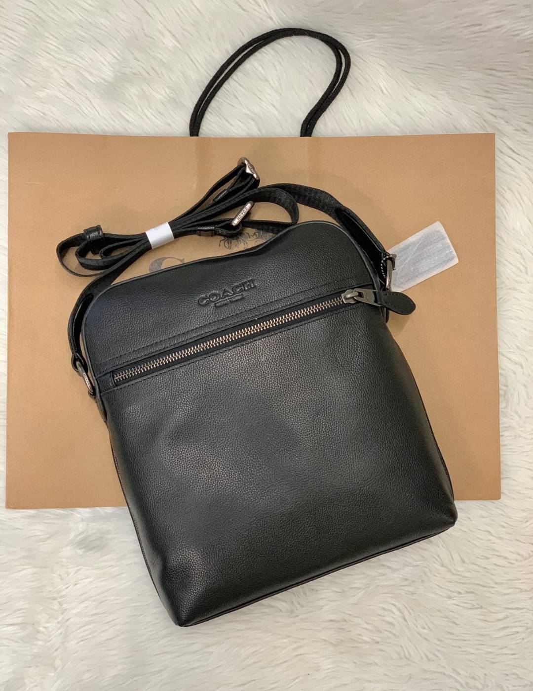 COACH HOUSTON FLIGHT BAG Calf Leather Black Smooth calf leather พร้อมส่งอีกครั้ง! กระเป๋าสะพายแบบครอสบอดี้ร์ของคุณผู้ชาย หนังแท้ ลายหนังสวย ด้านหน้ามีช่องซิปให้หนึ่งช่อง ช่องหลักกว้างใส่สัมภาระได้จุค่ะ พร้อมช่องเล็กใส่ของจุกจิกอีก3ช่องค่ะ สายสะพาย