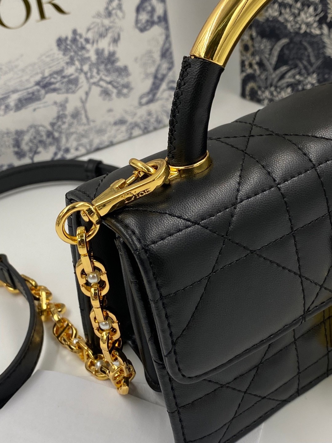 Mini Dior Ange Bag Macrocannage CD clasp with white resin pearl กระเป๋าถือพร้อมสายสะพาย ประดับตัวล็อคมุก สวยงามเหนือกาลเวลา เกรดออริ 1:1 ใช้งานต่างประเทศได้