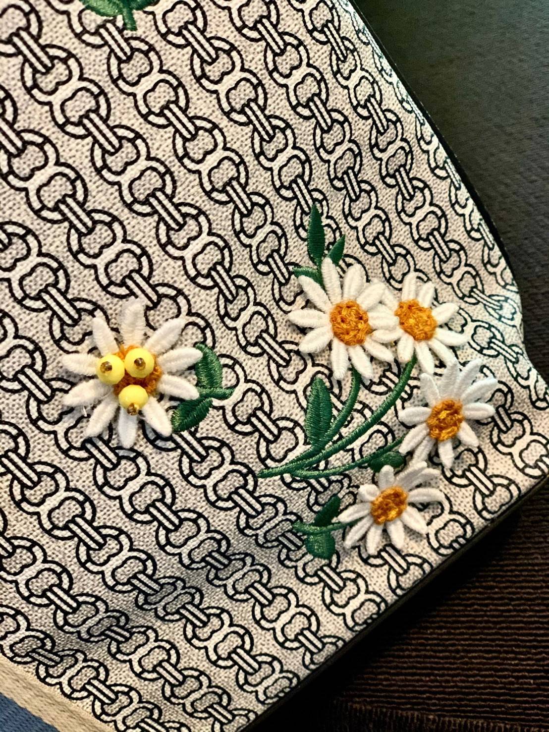 TORY BURCH GEMINI CANVAS SMALL PATCHES TOTE 🔺จุดเด่นของหนังคุณภาพต้องนิ่มสัมผัสได้ ไม่แข็งทื่อๆนะคะ! พร้อมส่งที่ไทย ใช้วันไหนๆก็สวยสุดๆไปเลยค่าา! กระเป๋าทรงTote ไม่เล็กอย่างที่คิดนะคะ😁 หนังแท้ชั้นดี ลายหนังสวยนิ่มมือดีมากค่ะ ตัวกระเป๋าลายโ