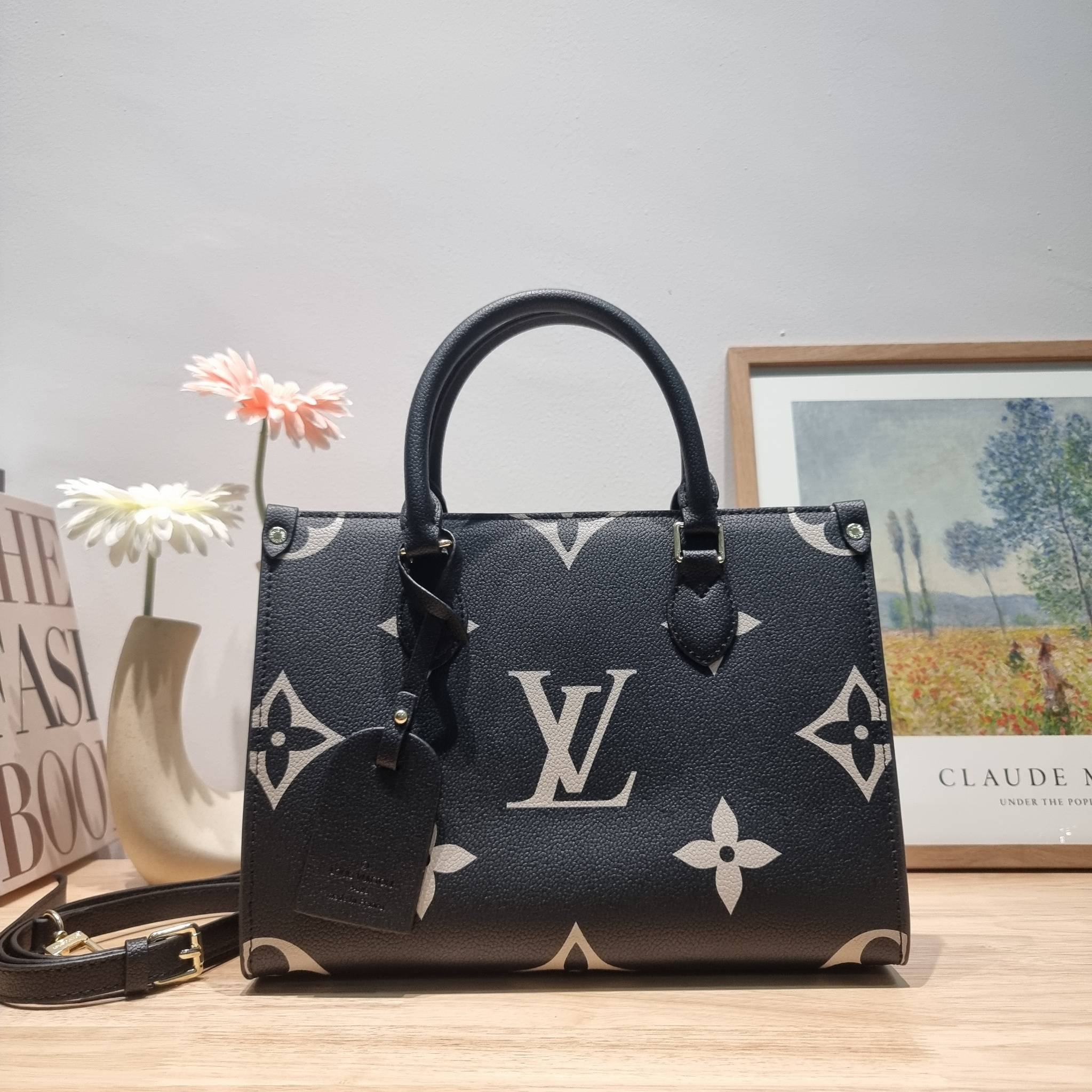 LV Onthego / LV crossbody tote bag กระเป๋าทรงโท้ทเวอร์ชั่นดั้งเดิม ที่คลาสสิค ผู้ดี หรูหรา โทนสีใช้งานง่าย ได้ทุกลุค ทุกสไตล์ วัสดุหนังลูกวัว ผิวลายเกรน มาพร้อมหูจับในตัว คล้องแขนก็ดูแพง หรือจะเกี่ยวสายครอสสะพายก็อัพลุคได้เลย ภายในโล่งกว้างมาก มีอะไหล่เกี