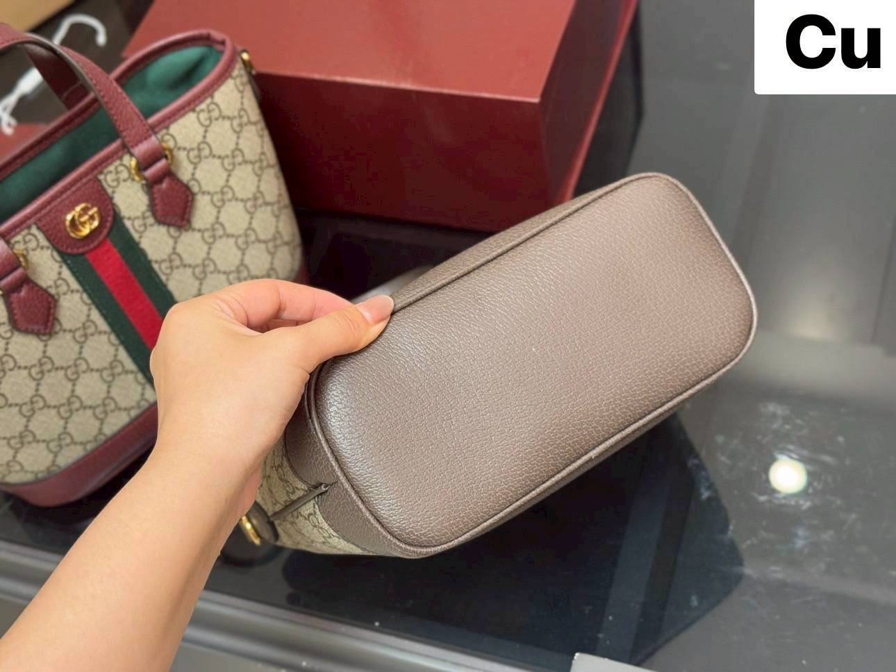 Gucci Ophidia small tote bag กระเป๋าทรงสะพายทรงโท้ทใบเล็ก มีสัมผัสนุ่มนวลในเฉดสีเบจ/เบอกันดี้และสีน้ำตาลเป็นเอกลักษณ์ โดดเด่นด้วยลวดลายคลาสสิค