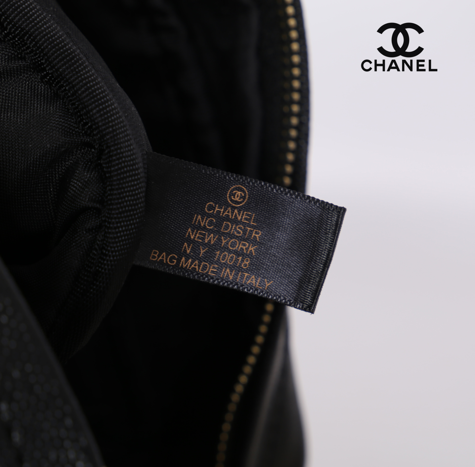 CHANEL chain caviar crossbody bag / Chanel Shoulder Bag With Chain กระเป๋าสะพายข้าง วัสดุหนังลายคาเวียร์ อะไหล่ทอง ด้านหน้ามี 1 ช่องโล่งใส่ Ipad ได้ ด้านหน้าเย็บโลโก้แบรนด์ สวยหรูมากๆ ค่ะ