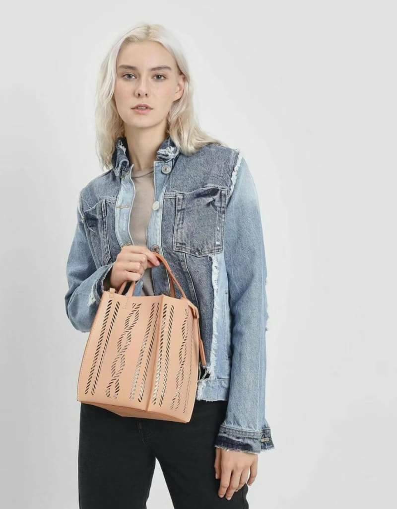 charleskeith Laser cut bucket bag กระเป๋าทรงเก๋ วัสดุหนังนิ่ม มาพร้อมกระเป๋าด้านใน มาพร้อมสายสะพายยาวปรับระดับได้ รุ่นนี้น่ารักมากค่ะ ห้ามพลาดเลยนะยูว์....