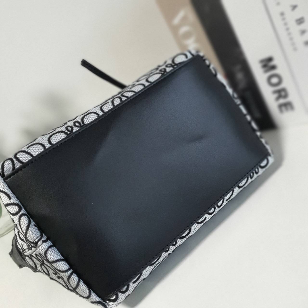 LOEWE CANVAS BAG VIP GIFT WITH PURCHASE (GWP) พรีเมี่ยมกิ๊ฟ Limited จาก LOEWE HAUTE PARFUME DUTYFREE COUNTER วัสดุ CANVAS ตัดหนังแท้ ดีไซน์ทรงยอดฮิตประจำปีเลย! ปักโลโก้แบรนด์บนผ้าทั้งใบเป็นเอกลักษณ์ เปิดปิดด้วยซิปยาวภายในโล่งกว้าง ใส่กระเป๋าสตางค์ยาว มือถ