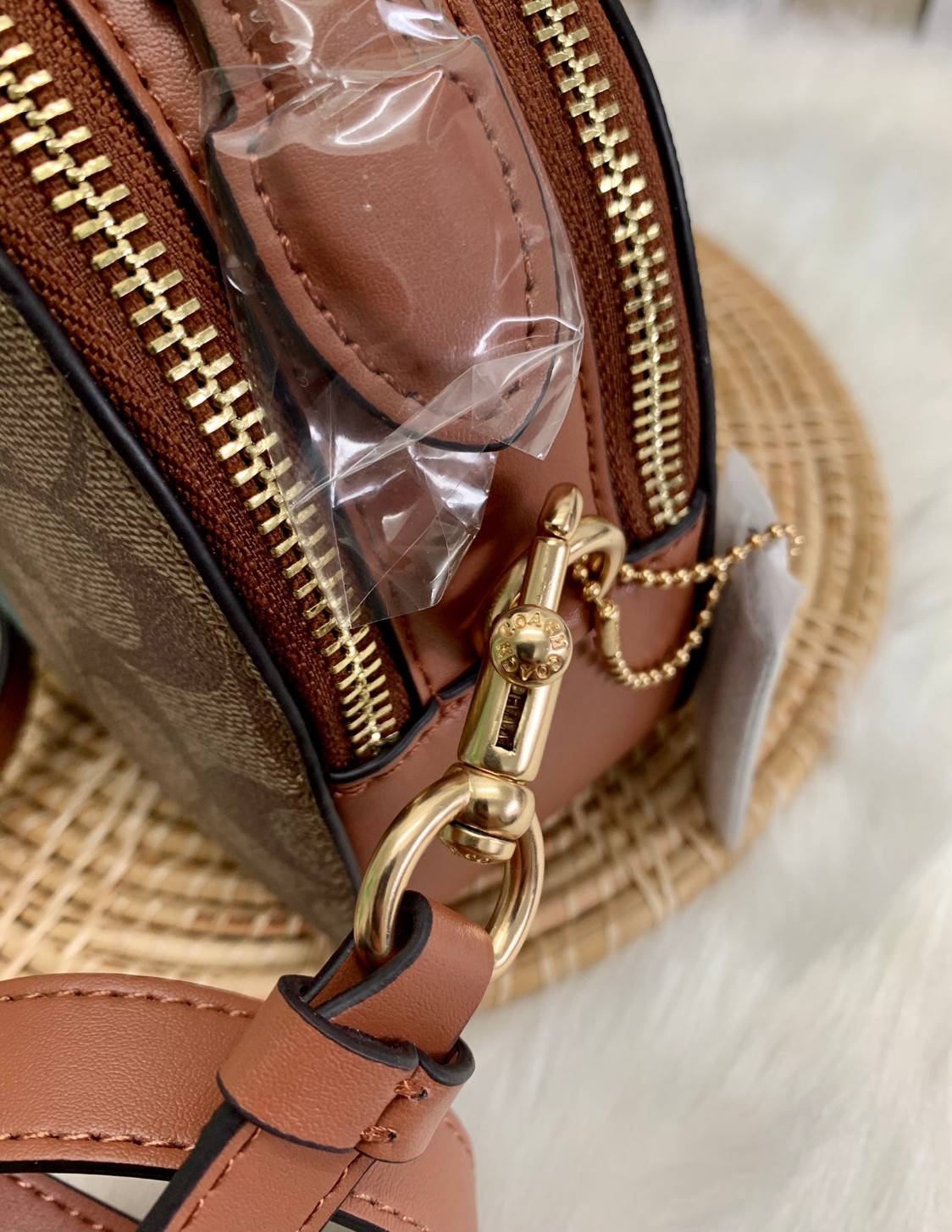 ใหม่ล่าสุดก่อนใคร! 🌈ต้อนรับเปิดประเทศด้วยรุ่นใหม่กันค่าา😘 COACH Serena Satchel In Signature Canvas With Stripe ((C5642)) พร้อมส่งที่ไทย ใบจริงสีคือสวยหรูมากค่ะ! กระเป๋าสะพายข้าง ขนาดกระทัดรัด ทรงโดมเล็ก น่ารักมากๆค่ะ ด้านหน้าสกรีนแถบสีสายร