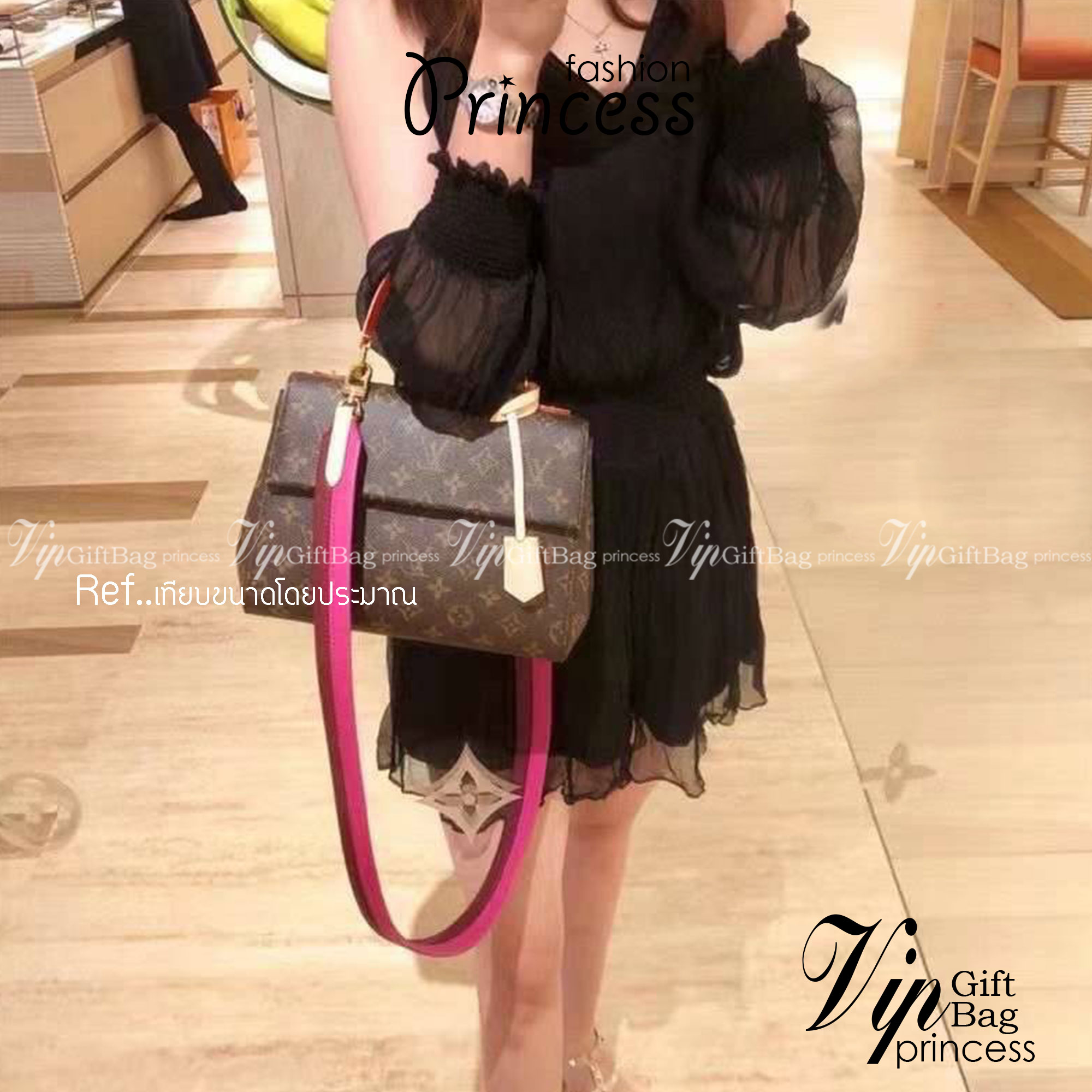 LV Cluny BB Monogram กระเป๋าสะพายหนังลายโมโนแกรมเปิดหน้า เป็นอีกทรงที่ขายดีมากเพราะใช้งานง่ายใช้ได้อเนกประสงค์ ด้านในกว้าง งานใช้สลับขึ้นแบบจากงานจริงเป๊ะเที่ยบเท่า แรร์ไอเท็มที่สาวๆต้องมี! มีหูจับในตัวและสายครอสบอดี้มาให้ ใช้งานง่าย เหมาะกับทุกสไตล์การแต