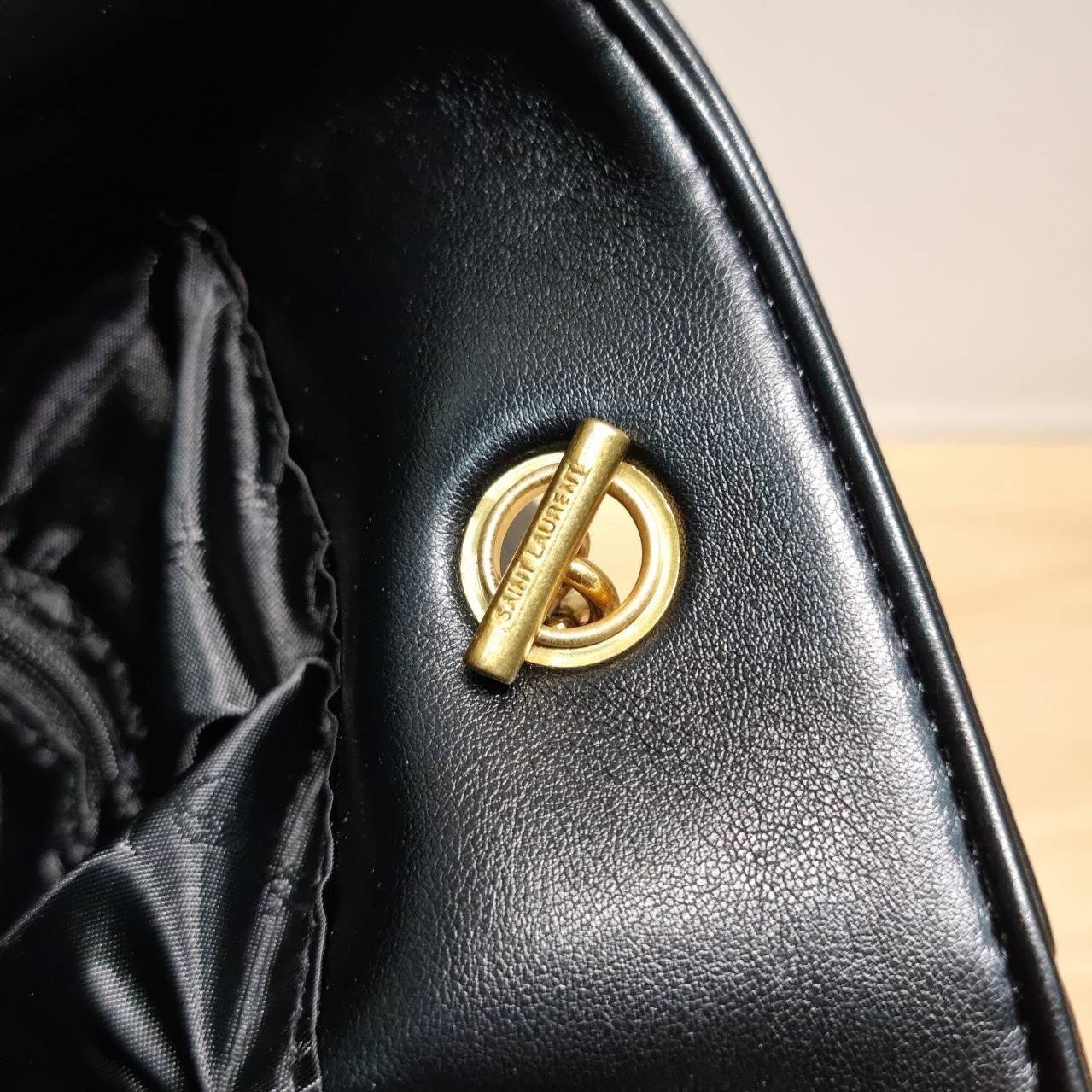 YSL jamie shopping bag ครบเครื่องตัวมัมเค้าใช้กัน ดีไซน์ใหม่! กับกระเป๋าสะพายใบใหญ่ เรียบหรู ดูปัง ดูแพง สีดำคลาสสิคตัดกับอะไหล่สีทองได้อย่างลงตัว