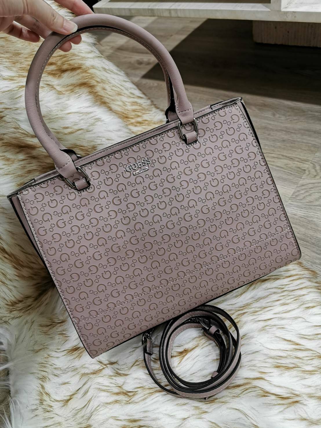 GUESS SINGNATURE SHOPPER BAG กระเป๋าถือหรือสะพายรุ่นล่าสุดจาก GUESS FACTORY หนังสวยอยู่ทรงปั้มลาย Singnature Brand รอบใบ ด้านหน้าประดับโลโก้แบรนด์ หูหิ้วเเข็งเเรงพับลงได้ เปิดปิดด้วยซิปสะดวกใช้ ขนาดกำลังดี ภายในมีช่องซิปและช่องใส่ของ กว้างและจุ น้ำหนักเบา