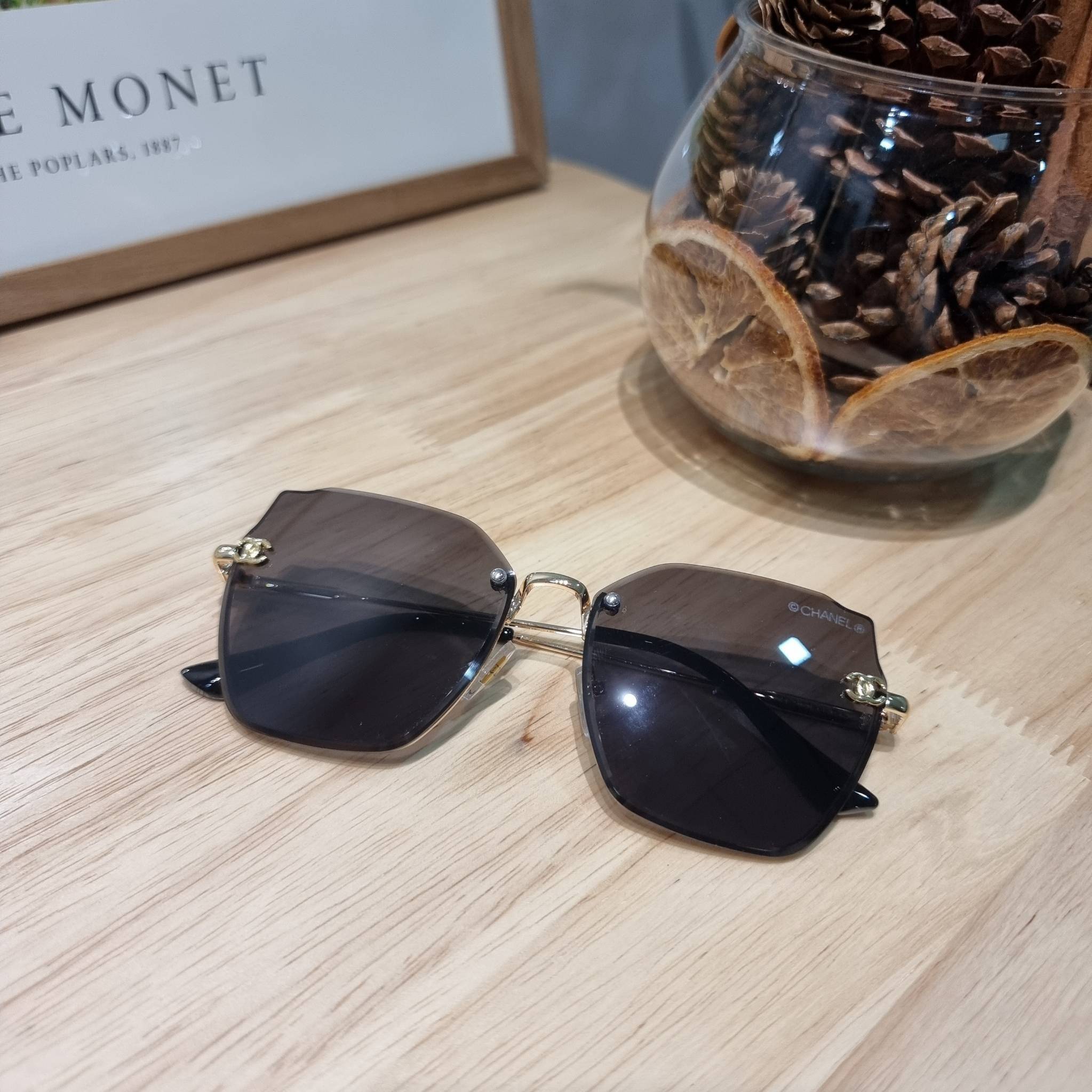 Chanel Sunglasses UV protection gift Box set สุดคุ้ม มาพร้อมอุปกรณ์ครบเซ็ท ดีไซน์ชิคมากแม่!! รับรองไม่ซ้ำใคร ใส่เสริมโหงวเฮ้ง ดูผู้ดี มีพกติดตัวไว้ไม่ตกเทรนด์ ใช้ได้ทุกโอกาส