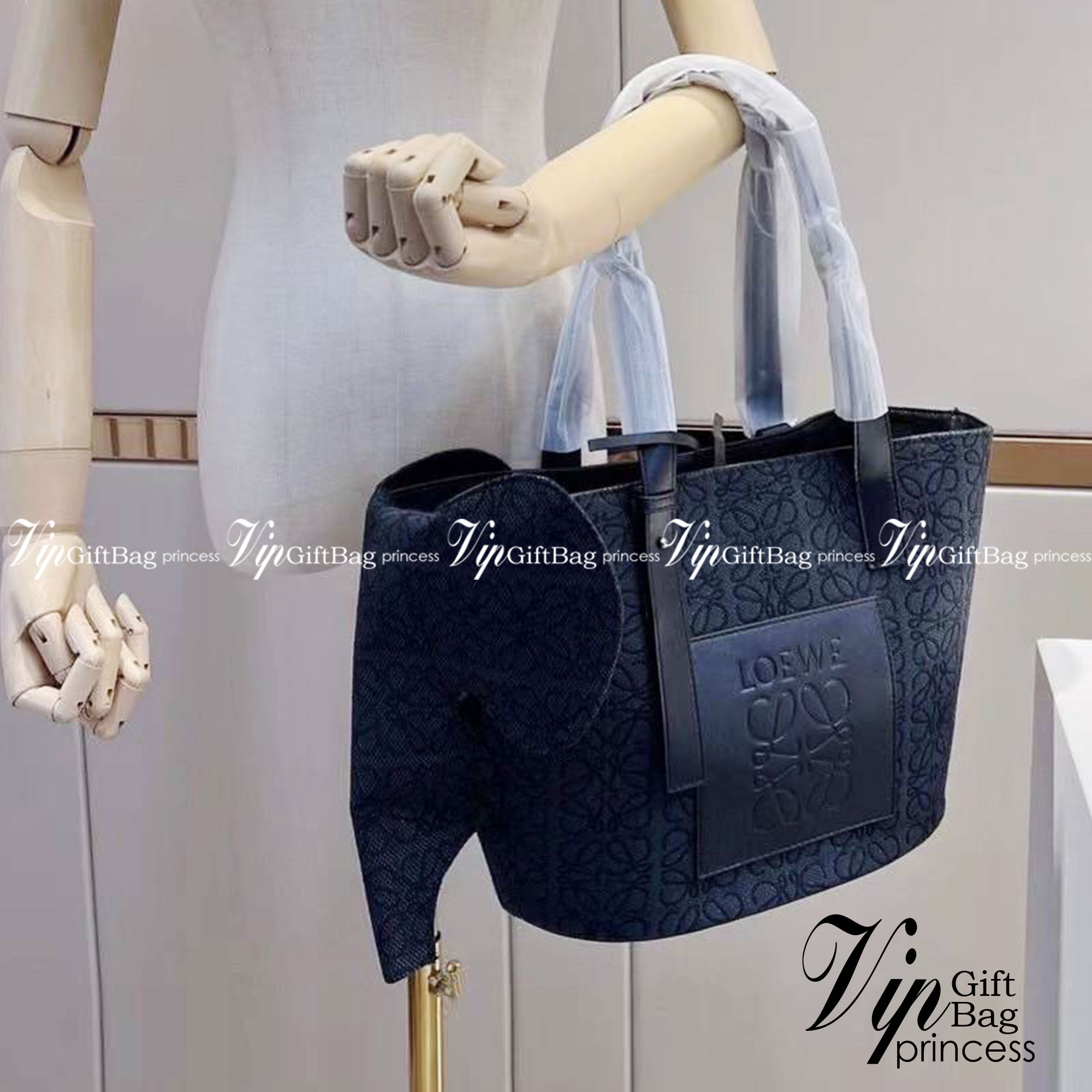 LOEWE Canvas Elephant Bag In Anagram Print คอลเลคชั่นใหม่ล่าสุด ดีไซน์รูปน้องช้าง น่ารักมากมาย งานแบรนด์หรูจาก โลเอเว่ (LOEWE) คงความเอกลักษณ์ด้วยวัสดุ Anagram Canvas Jacquard Fabric ผสมผสานหนังแท้ Calfskin ลงตัวสุดคลาสสิค ด้านในโลงกว้าง จุของได้เยอะเลยค่