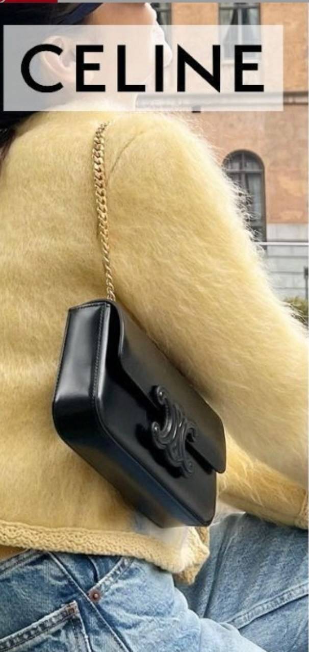 Celine Chain Shoulder Bag Cuir Triompe In Triompe เป็นกระเป๋าถูกประดิษฐ์ขึ้นในรูปทรงมินิมอล นับว่าเป็นกระเป๋าอีกหนึ่งรุ่นในซีรีส์ Triomphe ที่ได้รับความนิยมอย่างมาก โดยเป็นกระเป๋าสะพายไหล่ทรงสี่เหลี่ยมผืนผ้าที่อัดแน่นไปด้วยกลิ่นอายความคลาสสิกตามแบบฉบับของ