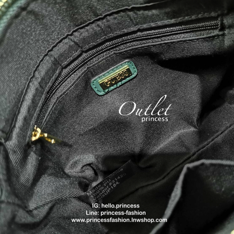 Guess Woman Factory Crossbody Bag กระเป๋าสะพายรุ่นใหม่ดีไซน์สวยหรูคลาสสิคจาก GUESS FACTORY วัสดุหนังเเกะสังเคราะห์เนื้อหนานิ่มลายตาราง เปิดปิดด้วยซิปสะดวกใช้ ด้านหน้ามีโลโก้ ภายในมีโลโก้ช่องใส่ของ และช่องซิป ใส่กระเป๋าสตางค์ใบยาว ของใช้ได้จุ มาพร้อมสายสะพ