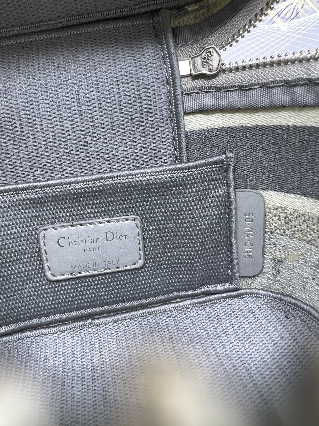 18cm Small DiorTravel Vanity Case กระเป๋าใส่เครื่องสำอาง มาพร้อมกับลวดลาย Oblique ปักอย่างประณีตและประดับด้วยสัญลักษณ์ Christian Dior Paris มาพร้อมสายสะพายและหูจับในตัว ปรับเปลี่ยนใช้งานได้ตามสไตล์