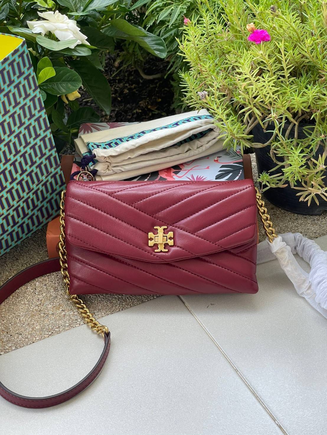 ของแท้ 💯% 】Tory Burch Kira Chevron Chain Wallet Bag เน้นความเรียบหรูดูแพง ต้องยกให้รุ่นนี้ ซึ่งมีขนาดกะทัดรัด ให้ลุคสาวมั่น Active ดูทะมัดทะแมง เหมาะสะพายในวันลำลอง และด้วยความที่เป็นแบรนด์ของทอรี่