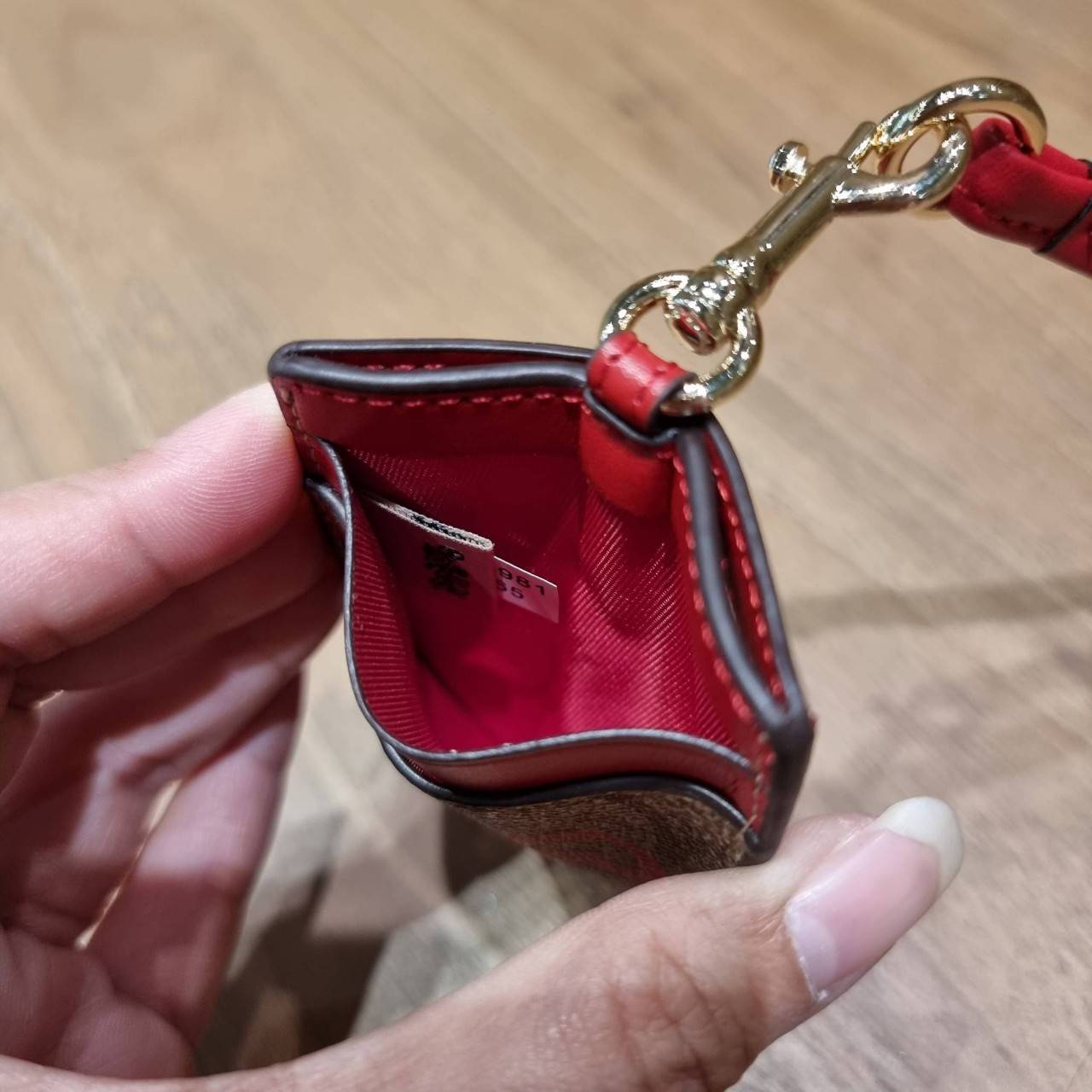 COACH C3305 ID LANYARD IN COLORBLOCK SIGNATURE CANVAS ง่ายๆแบบไม่ธรรมดา!! คลาสสิคแต่มีดีเทลโดดเด่น!! กระเป๋าถนอมบัตร พร้อมสายคล้องคอ ดีไซน์ลวดลายสวย ดูดีทุกแบบ ใช้งานง่าย พกพาสะดวก จะใส่บัตรพนักงาน บัตรเครดิต บัตรปชช. ใบขับขี่ และบัตรอื่นๆที่อยากจะใส่!! ต