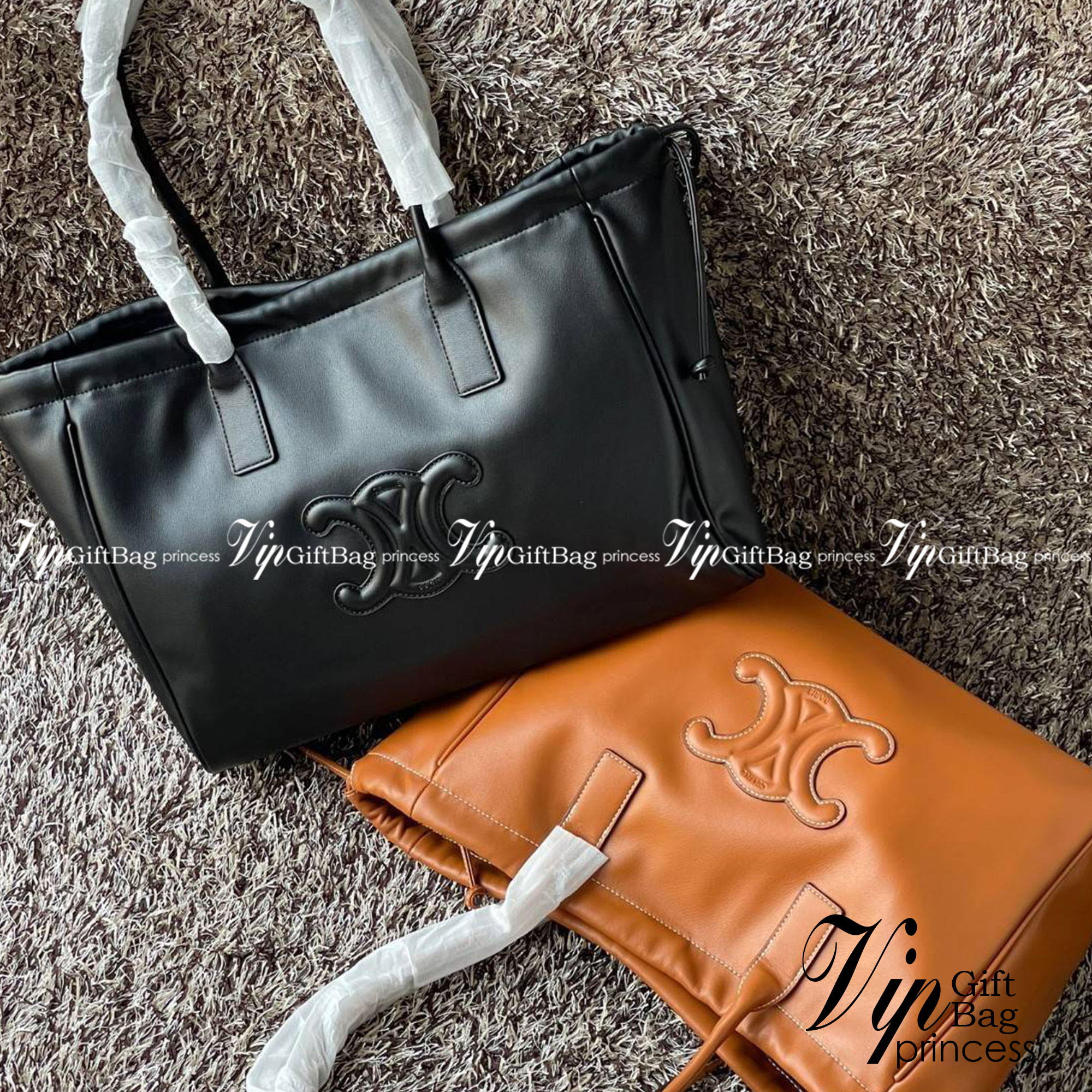 Celine cabas drawstring cuir triomphe in Smooth Calfskin / celine shopping bag เป็นกระเป๋าที่ดีไซน์คลาสสิก เรียบหรู ไม่ตกยุค โดดเด่นเพราะมีโลโก้อยู่ตรงกลาง ออกแบบมาให้ใส่ของใช้ในชีวิตประจำวัน ซึ่งคุณสามารถใช้เป็นกระเป๋าถือหรือสะพายไหล่ก็ล้วนเก๋และมีความคล