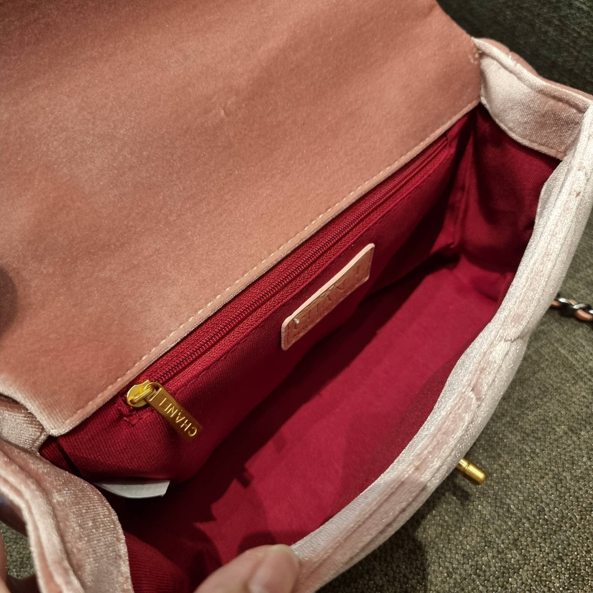 ไม่มองไม่เหลียวไม่ได้แล้ว!! ความหรูที่โดดเด่นจากผ้ากำมะหยี่ สร้างดีเทลผู้ดี ลูกคุณมากๆ Chanel vip boutique กระเป๋าสะพายจาก duty free ในราคาสุดประหยัด!! ดีไซน์เลิศ ตกแต่งด้วยโซ่ทูโทน ลงตัวแบบไม่มีที่ติ เปิด-ปิดด้วยตัวบิดล็อค ภายในโล่งกว้าง ใส่กระเป๋าสตางค์