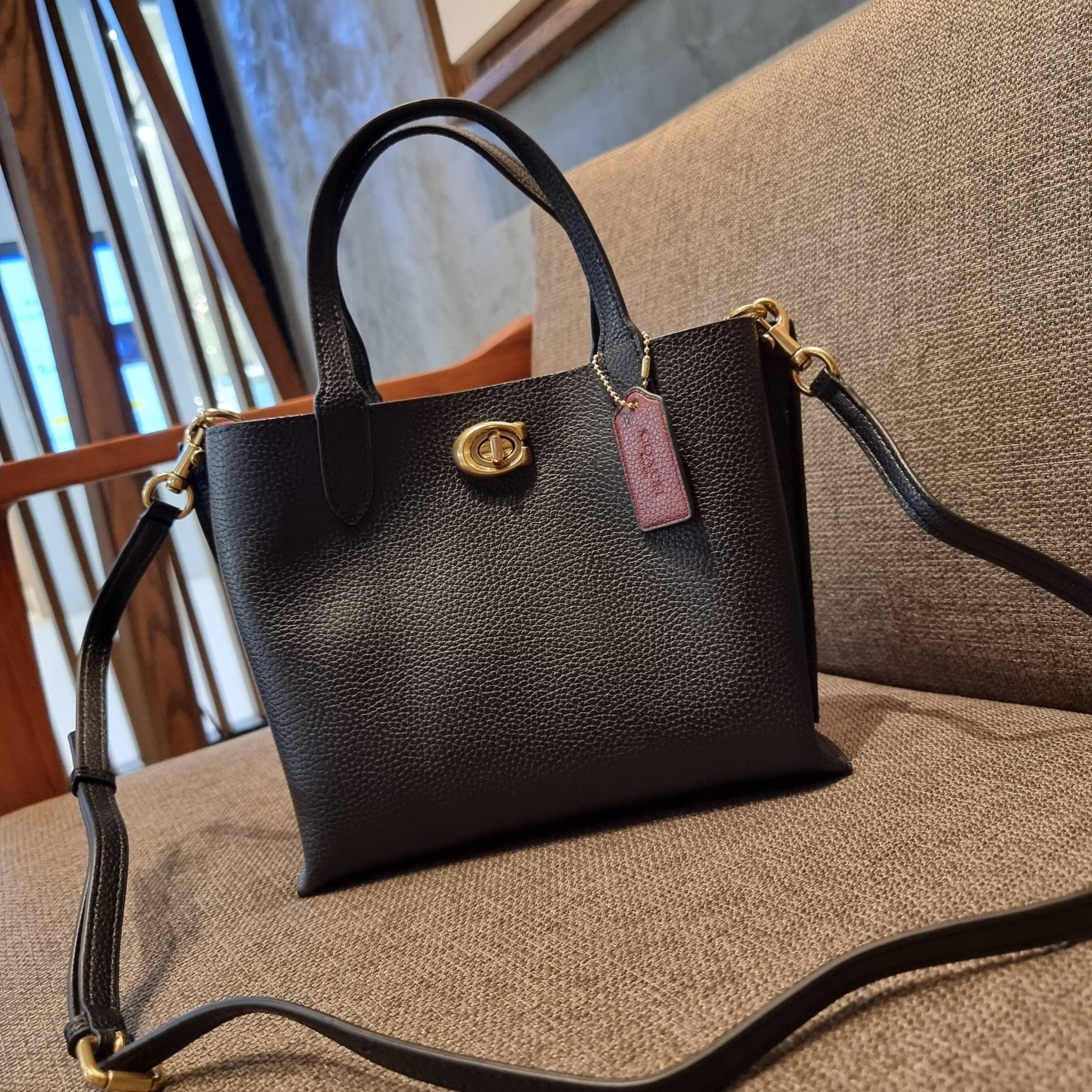 COACH C8561 C8869 WILLOW TOTE 24 IN COLOR BLOCK น้องสาวลุคลูกคุณมาแล้วจ้า กระเป๋าถือ/สะพาย ดีไซน์คัลเลอร์บล็อค ลงตัว เรียบหรู ใบจริงคือผู้ดี๊ผู้ดี ใช่ได้ทุกๆโอกาส วัสดุหนัง pepble อยู่ทรง เปิดปิดด้วยตัวบิดล็อค และอีกฝั่งเป็นกระดุมแม่เหล็ก ภายในโล่งกว้าง ใ