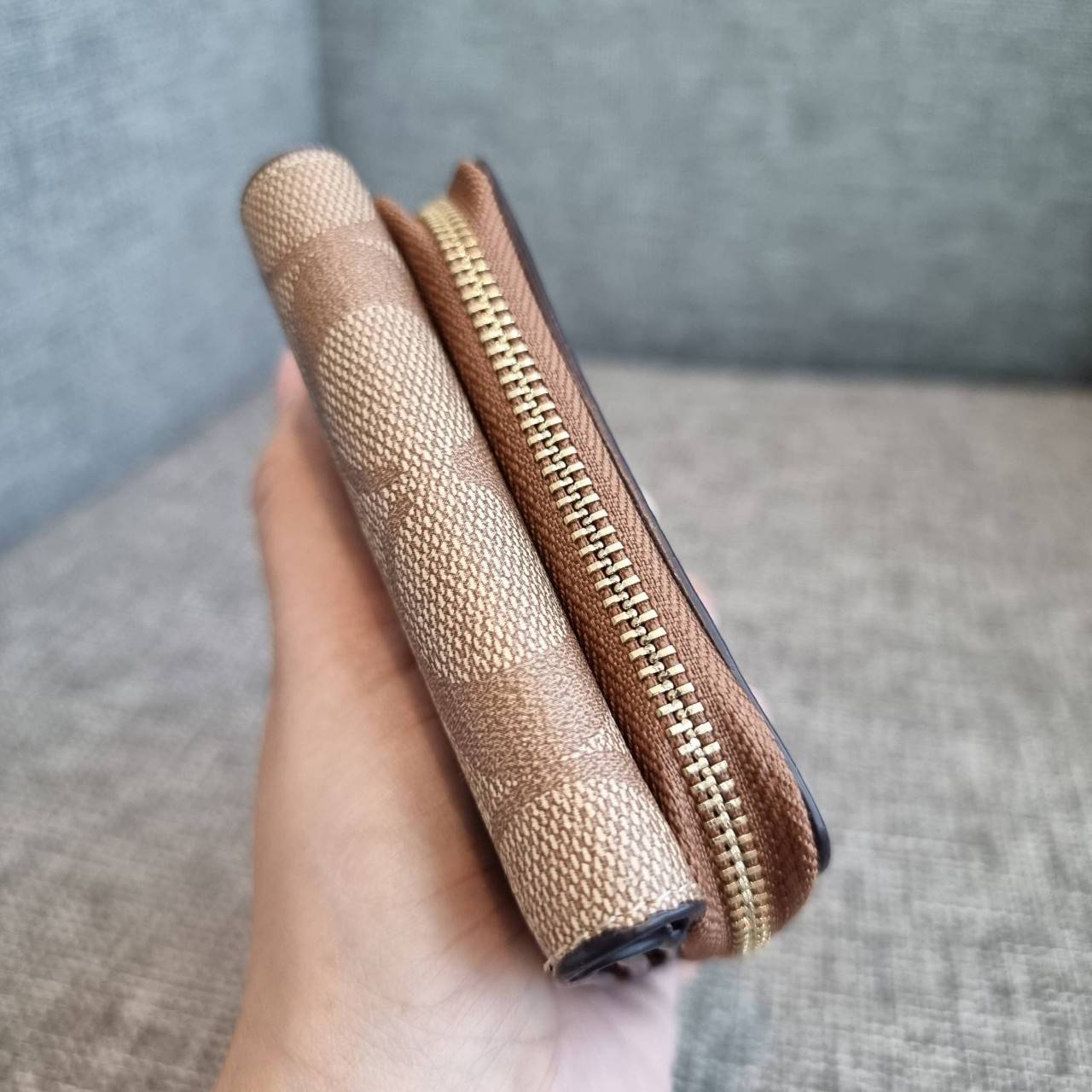 OUTLET 】COACH F41302 SMALL TRIFOLD WALLET IN SIGNATURE CANVAS สวยคลาสสิค พกพาง่าย ใบเล็กน่ารักน่าใช้ ต้องยกให้ใบนี้จ้า 💗💋 ตอบโจทย์คนชอบพกน้อยที่สุด!! กระเป๋าสตางค์ใบสั้นหนังแคนวาสเคลือบคุณภาพดี ภายในเป็นหนังแท้ ใส่บัตร ใส่ธนบัตรได้ทุกชนิด 