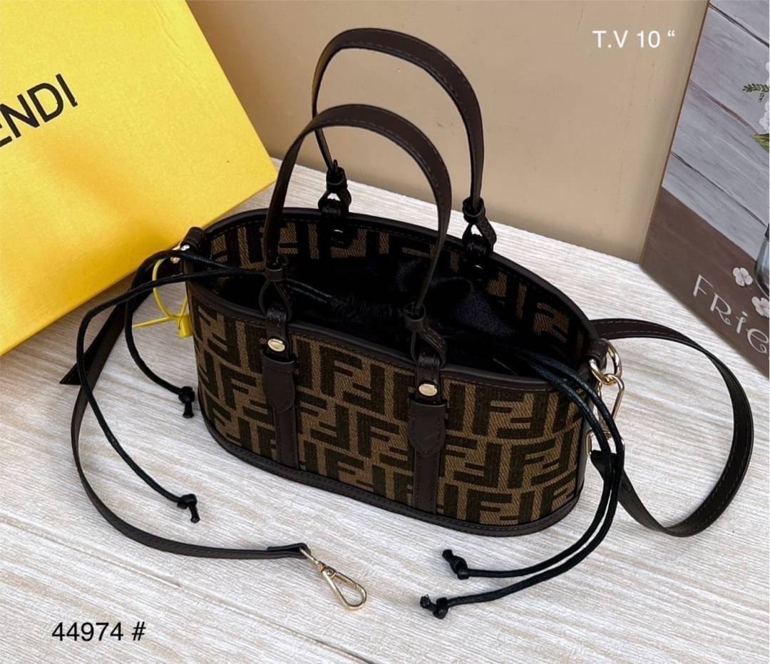 LV MINI TOTE / FF FENDI MINI TOTE รุ่นใหม่ล่าสุด คิ้วท์กว่าใคร! กับไอเท็มโมโนแกรมสุดฮิต กระเป๋าทรงโท้ทไซส์มินิ น่ารักน่าใช้มากๆ ให้คุณได้เพลิดเพลิน และคล่องตัวมากๆ ภายในโล่ง ใส่ของสำคัญได้ มาพร้อมสายสะพายที่ถอดออกได้ ใบนี้ตอบโจทย์ให้กับทุกไลฟ์สไตล์แน่นอน