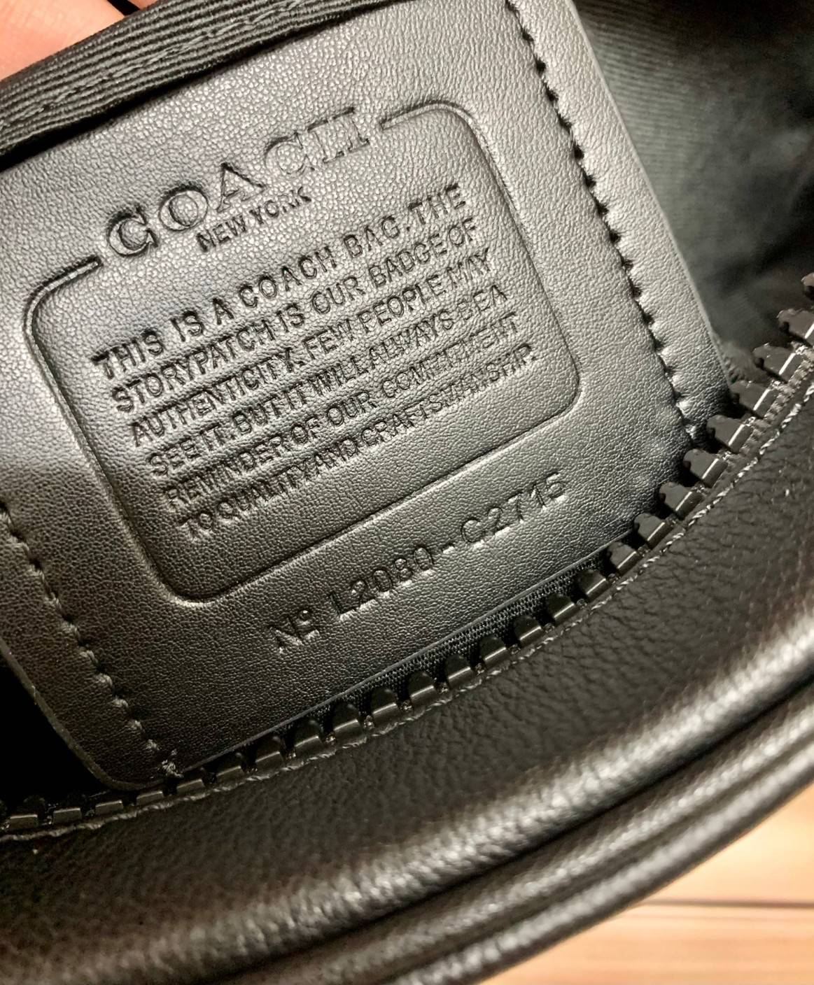 ลุคคือดูดีมากๆ ต้อนรับปีใหม่นี้กันค่า😘 COACH TRACK CROSSBODY ((2715)) เข้าใหม่อีกหนึ่งสี พร้อมส่งที่ไทย ใหม่ล่าสุดค่ะ! กระเป๋าสะพายครอสบอดี้ร์หรือสะพายข้าง หนังแท้ชั้นดีที่สุด หนังนิ่มเรียบสวยมากๆค่ะ ด้านหน้าเย็บป้ายหนังโลโก้แบรนด์ เปิดปิดกระเป๋าแ