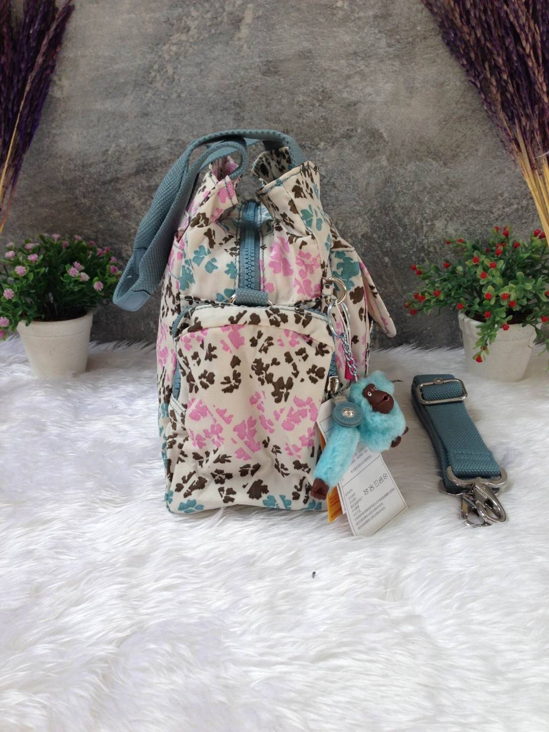 KIpling Felix Large Handbag Bag กระเป๋าถือหรือสะพายสไตล์ลำลองวัสดุ Nylon + Polyester 100% น้ำหนักเบามีหูหิ้วเเละสายสะพายยาวเลื่อนปรับระดับได้ถอดได้ เปิดปิดด้วยซิปสะดวกใช้ โลโก้เเบรนด์ มีช่องแบ่งถึง3ช่องเเยกเป็นสัดส่วน ด้านหน้าและด้านหลังมีช่องใส่ของเปิดปิ