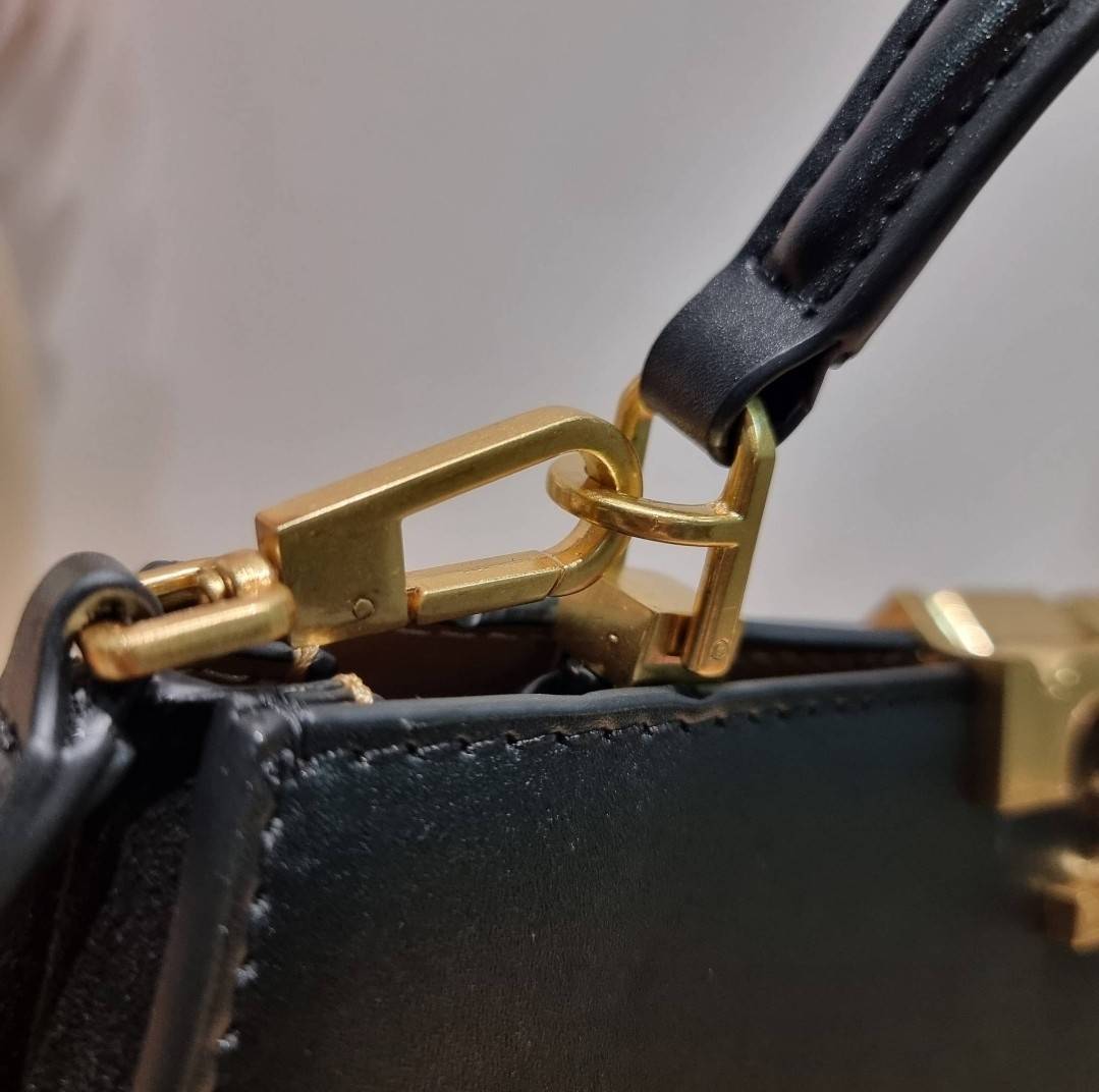 TORY BURCH ELEANOR SPAZZOLATO SATCHEL ใหม่และดูดีเกินต้าน กับกระเป๋าถือทรงสวย ใบใหญ่ ดีไซน์ผู้ดีเรียบหรู ถือขับผิวไปเลยทุกสี สวยคม มาพร้อมหูจับในตัว