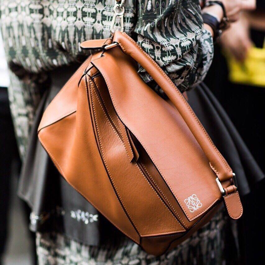 LOEWE CROSSBODY BAG VIP GIFT WITH PURCHASE GWP (**Size M**) กระเป๋าถือหรือสะพาย Limited จาก LOEWE PERFUME DUTY FREE วัสดุ Calfskin หนังแท้หนังสวยอยู่ทรงขนาดกำลังดีน้ำหนักเบา เปิดปิดด้วยซิป ภายในโล่งกว้างสามารถใส่กระเป๋าสตางค์ มือถือ ของใช้ได้เยอะ ด้านหลัง