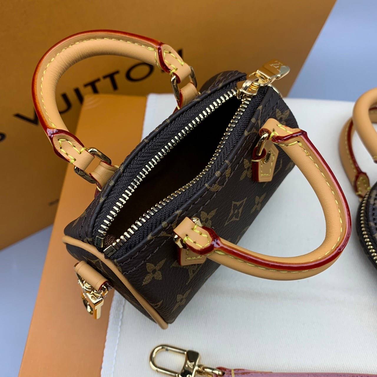 ORI 🥂 LV Trio Mini Icones Monogram Canvas เกรดสลับใช้แทนใบจริงได้ งานเกรดเทพออริจินอลสวยมาก ใช้ได้หลากหลายสไตล์ จะสะพายใบเดียว สองใบ หรือสามใบ หรือจะใช้เป็นพวงกุญแจที่คล้องมือหรือจะใช้เป็น Charm กระเป๋าก็ได้ คือคุ้มมากใน1 set ใหม่ล่าสุดเลยค่ะ น่าร