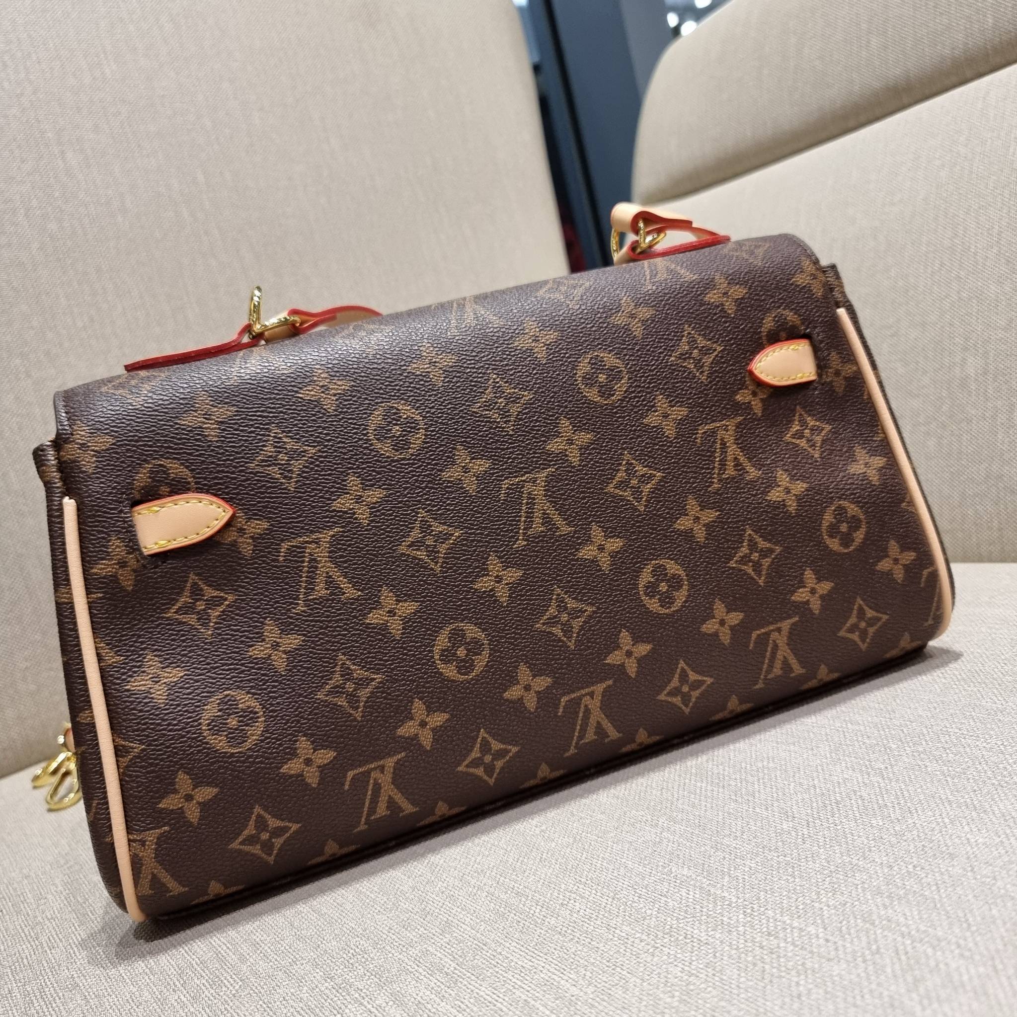 LV MONOGRAM SHOULDER BAG กระเป๋าสะพายทรงสวย ใบใหญ่กำลังดี รับรองว่าจุจริง ดีไซน์สายคาดตกแต่ง และปรับทรงได้ เพิ่มดีเทลให้กระเป๋าดูมีลูกเล่นขึ้น วัสดุหนังแคนวาส มาพร้อมหูจับในตัว และยังมีสายครอสสปอร์ตให้อีกเส้น เปิด-ปิดด้วยอะไหล่บิดล็อค ภายในโล่งกว้างมาก ใส