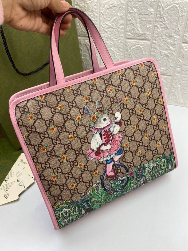VIP GIFTbag 】GUCCI Children's Yuko Higuchi tote bag GG Supreme canvas งานหนังแท้ น้องกระต่ายคอลเลคชั่นสดใสน่ารัก เอาใจน้องๆ และสาวๆ สายแบ๊ว คิ๊วๆ ด้านในโล่งกว้าง สะพายไปไหนก็ได้ตามสะดวก ใส่ของได้ครบจบใบเดียว คุ้มจริงๆจ้า