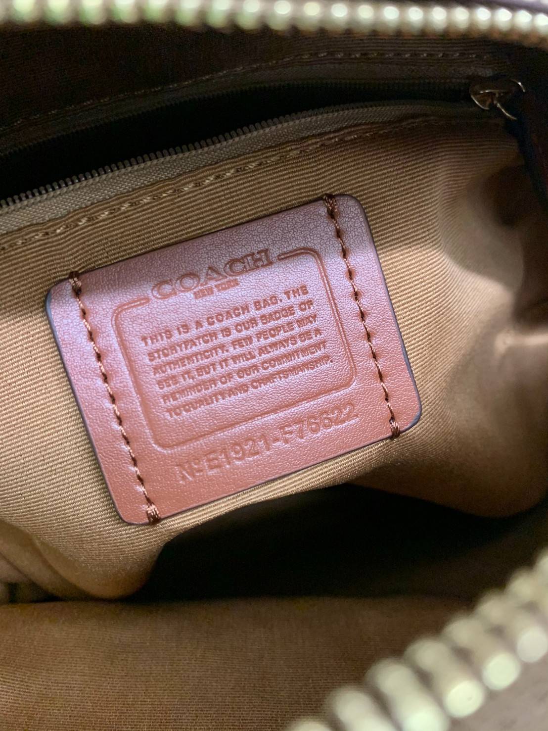 COACH JORDYN BACKPACK IN BLOCKED SIGNATURE ((76622//76624//76715)) พร้อมส่ง กระเป๋าสะพายหลังแบบมีหูหิ้ว หนังแท้ หนังนิ่มอย่างดีเลยค่า ด้านหน้ามีช่องซิปหนึ่งช่องสำหรับใส่ของจุกจิกนะคะ เปิดปิดช่องหลักแบบซิปคู่ หัวซิปมีหนังห้อยมาให้ ภายในกระเป๋าโล่งใส่สัมภาร