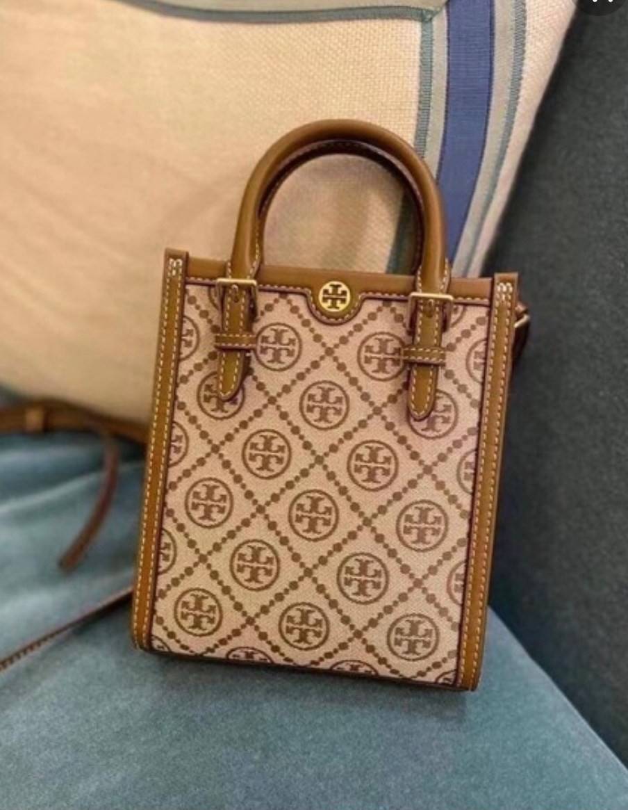 Tory burch t monogram jacquard mini tote ลวดลายT monogram ด้วยโลโก้สุดไอคอนนิคของแบรนด์ โดดเด่นด้วยกราฟฟิคและดีไซน์ ออกมาในหลายรูปแบบหลายคอลเลคชั่น แต่ละคอลเลคชั่นสวยหรูไม่แพ้กัน ทรงมินิโท้ท ขนาดกำลังดี ใช้งานง่าย ก็เป็นอีกหนึ่งรุ่นที่ทันยุคทันสมัยที่สาวๆ