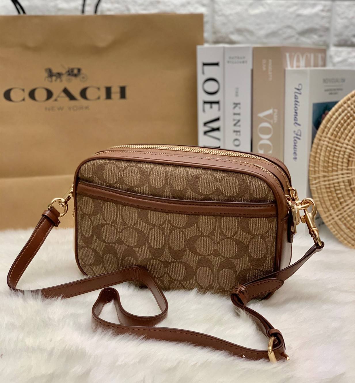 ใครรออยู่จัดเลยค่ะ มากี่รอบไม่พอจริงๆค่ะ😁 COACH JES CROSSBODY IN SIGNATURE BAG กระเป๋าสะพายข้าง//ครอสบอดี้ร์ วัสดุหนังแท้ หนังนิ่มทรงสวย 🔺อะไหล่ป้ายห้อยโลหะแบรนด์นะคะ กระเป๋าแบ่ง2ซิป แต่ละช่องกว้าง สามารถใส่กระเป๋าเงินใบยาวได้; ของจำเป็นได