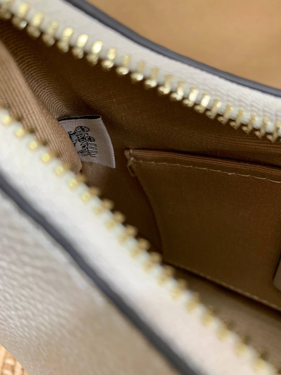 COACH KLEO HOBO BAG ((C7257//C6809//C6807)) พร้อมส่ง คุณภาพเกินเบอร์เลยจ้าา จำนวนจำกัด! กระเป๋าคล้องไหล่หรือสะพายข้างได้ Hobo รุ่นใหม่ล่าสุด ดีไซด์รูปทรงให้ดูเรียลขึ้น หนังแท้นิ่มสวย เปิดปิดกระเป๋าแบบซิปมีหนังห้อยลงมา ภายในกระเป๋าสามารถใส่กระเป๋าเงินใบยาว