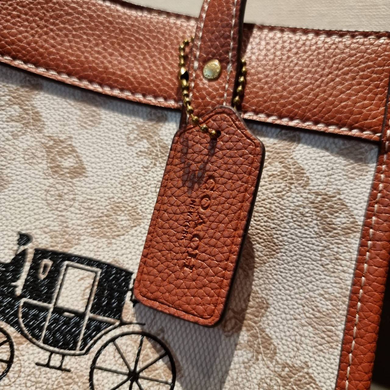 COACH C8456 FIELD TOTE 22 WITH HORSE AND CARRIAGE PRINT AND CARRIAGE BADGE คอลเลคชั่นสุดคลาสสิค ต้อนรับซัมเมอร์ ทั้งสดใสและร้อนแรง สวยหรูดูแพงในไอเท็มเดียว กระเป๋าทรงโท้ท ไซส์กำลังสวย น่ารักน่าใช้ ฟังก์ชั่นการใช้งานสะดวกที่สุด มีทั้งสายคล้องแขนในตัว และสา