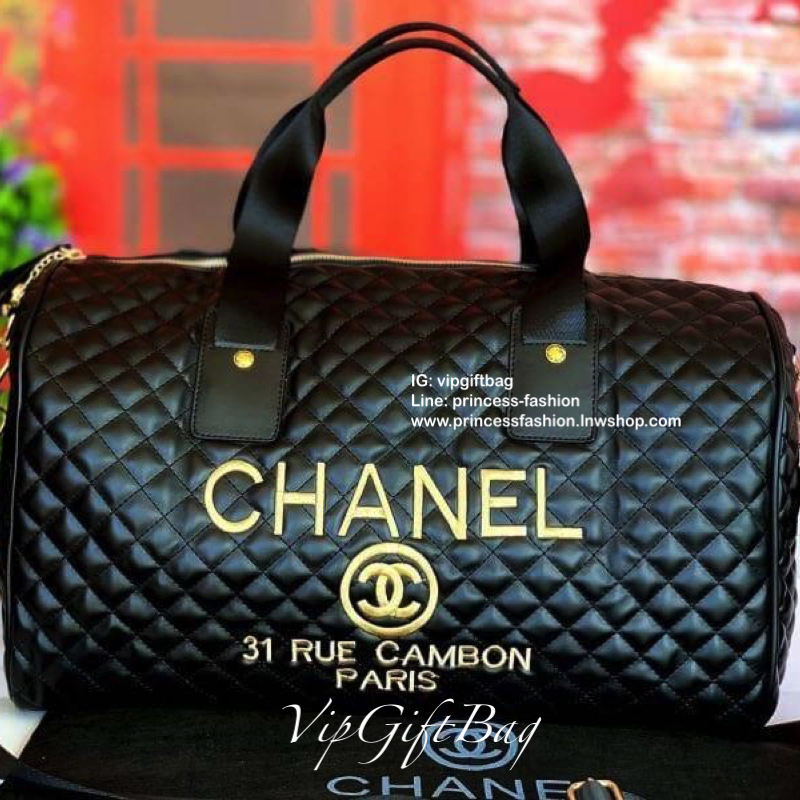 CHANEL VIP GIFT Large Travel Bag กระเป๋าเดินทางใบใหญ่ Gift With Purchase (GWP) รุ่น Limited Edition พรีเมี่ยมกิ๊ฟของเเท้จาก Chanel Counter หนังลายตารางเนื้อหนาสีดำกันนำ้ดูแลรักษาทำความสะอาดง่าย ด้านหน้ามีโลโก้แบรนด์ เปิดปิดด้วยซิปสะดวกใช้ หัวซิปแบรนด์อะไห