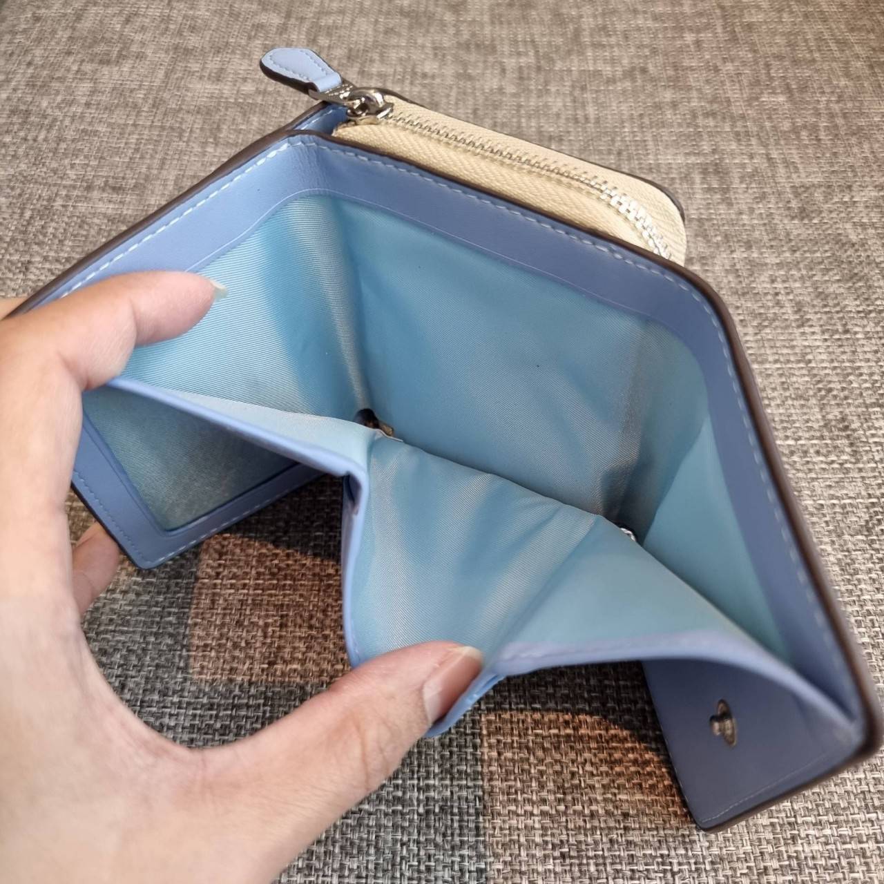 OUTLET 】COACH F41302 SMALL TRIFOLD WALLET IN SIGNATURE CANVAS สวยคลาสสิค พกพาง่าย ใบเล็กน่ารักน่าใช้ ต้องยกให้ใบนี้จ้า 💗💋 ตอบโจทย์คนชอบพกน้อยที่สุด!! กระเป๋าสตางค์ใบสั้นหนังแคนวาสเคลือบคุณภาพดี ภายในเป็นหนังแท้ ใส่บัตร ใส่ธนบัตรได้ทุกชนิด 