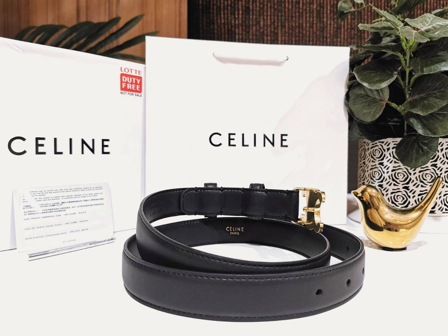 VIP 🥂 Celine Vintage Logo Leather Belt VIP เข็มขัดซีลีนใช้ได้ทั้งชายหญิง วัสดุ Calfskin หนังเรียบสวยหัวเข็มขัดโลโก้แบรนด์แบบ 3D Vintage สีทองสายปรับระดับได้ในดีไซน์เรียบหรูเข้ากับทุกลุ๊คใช้ได้ทั้งชายหญิง สินค้ามาพร้อม Original Package มีการ์ด ถุงผ