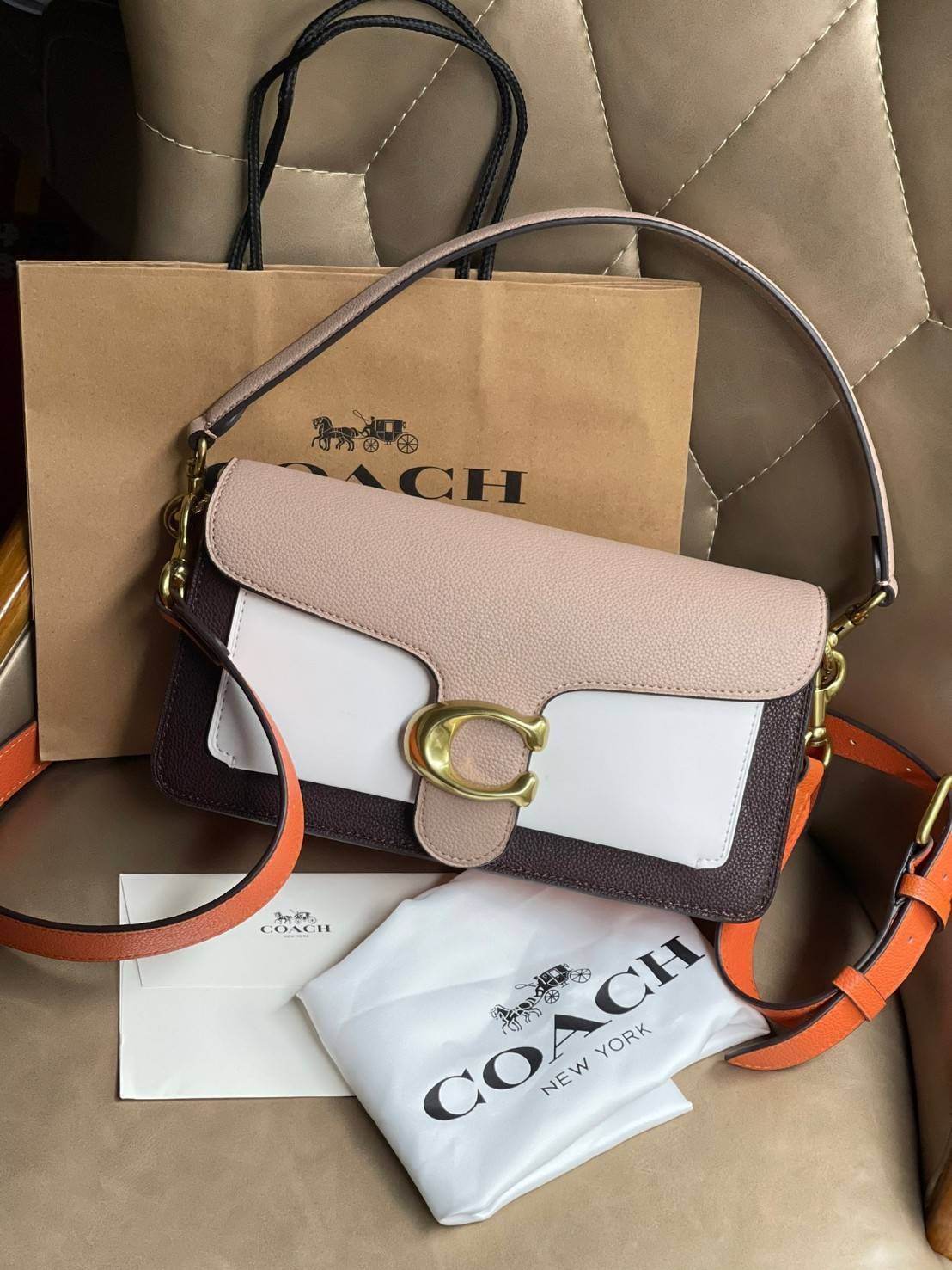 Coach Tabby Shoulder bag Coach Colorblock Tabby Shoulder Bag 26 Taupe Ginger Multi/gold 76105 ให้ลุคเก๋ ๆ ด้วยสีและลวดลายคลาสสิกตามแบบฉบับสาว Coach กระเป๋าสะพายไหล่สุดคลาสสิกรุ่นนี้ เป็นรูปทรงสี่เหลี่ยมผืนผ้าที่เข้าได้กับสาว ๆ ทุกสไตล์ หมุดสำหรับเปิดปิดกร