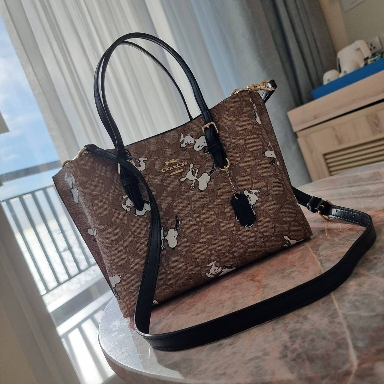 OUTLET 】COACH C4250 MOLLIE TOTE 25 IN SIGNATURE CANVAS WITH SNOOPY ใหม่ล่าสุด ยังไม่เข้าไทย!! กับรุ่นสุดฮอต ในดีไซน์คอลเลคชั่นใหม่ที่แรงไม่แพ้กัน!! กระเป๋าโท้ทไซส์เล็กตกแต่งลายสนูปพี ที่ใครๆก็หลงรักอย่างท่วมท้น น่ารักน่าใช้มากๆ วัสดุหนังแคนวาสเคลือบลาย ภา